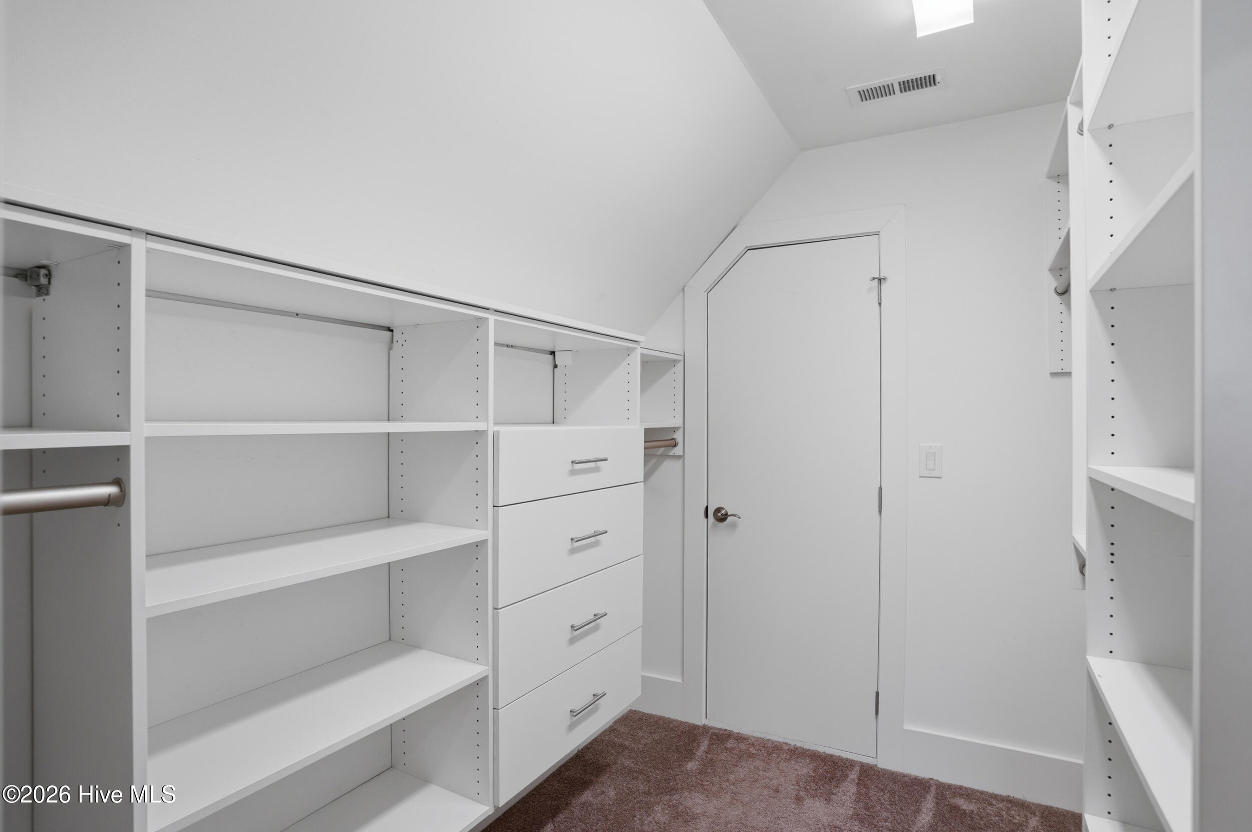 100561233 | Photo 38