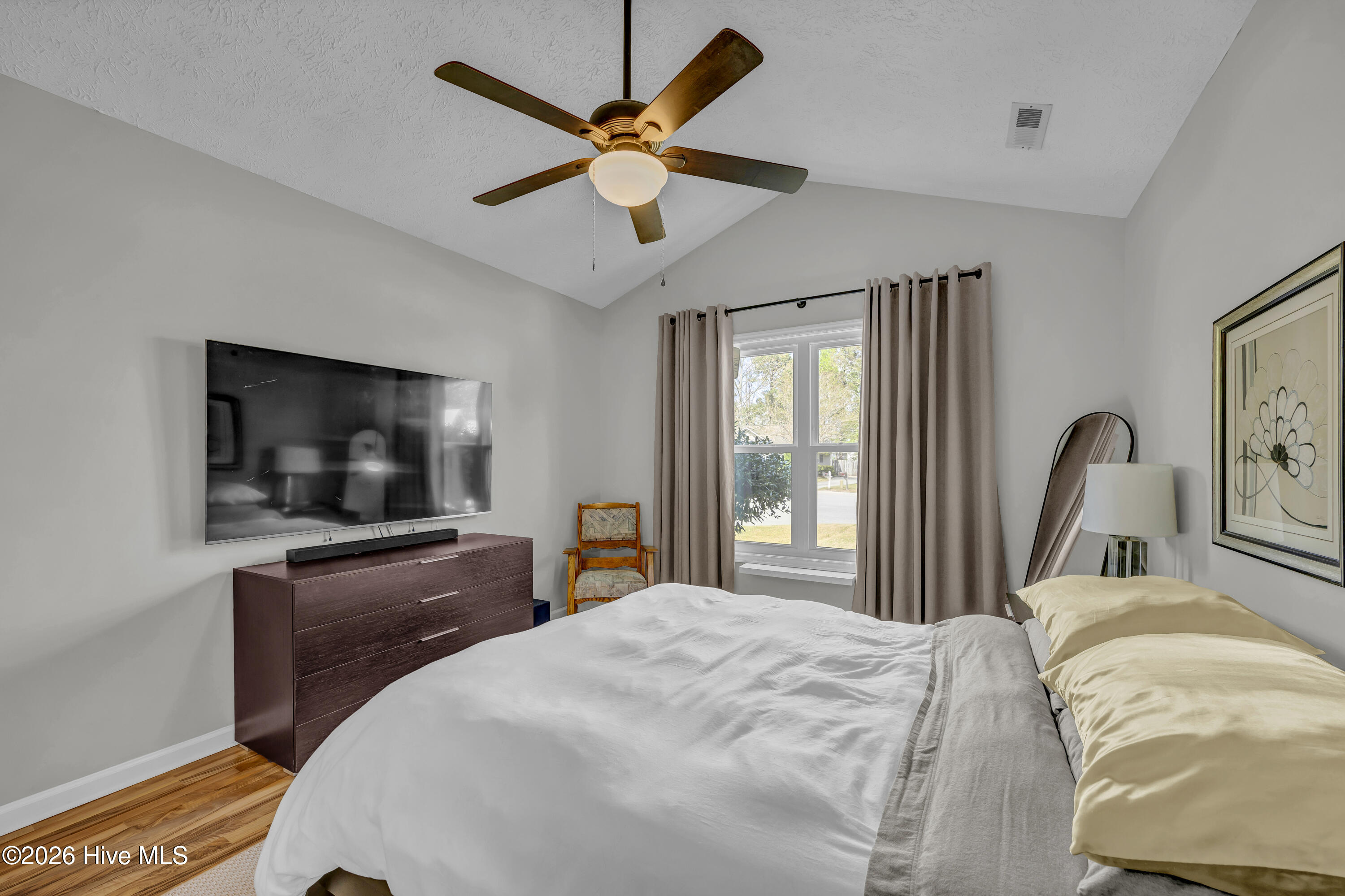 100565198 | Photo 13