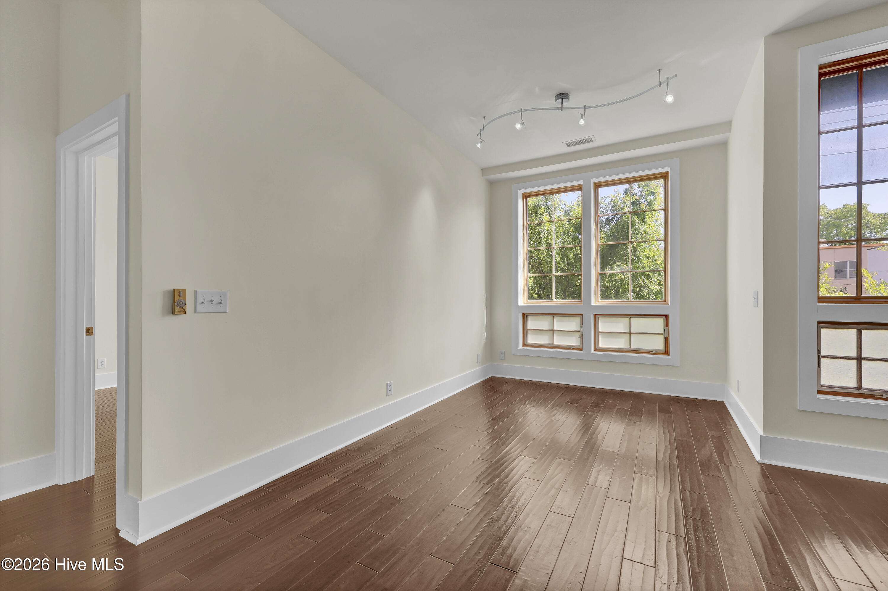 100566335 | Photo 10