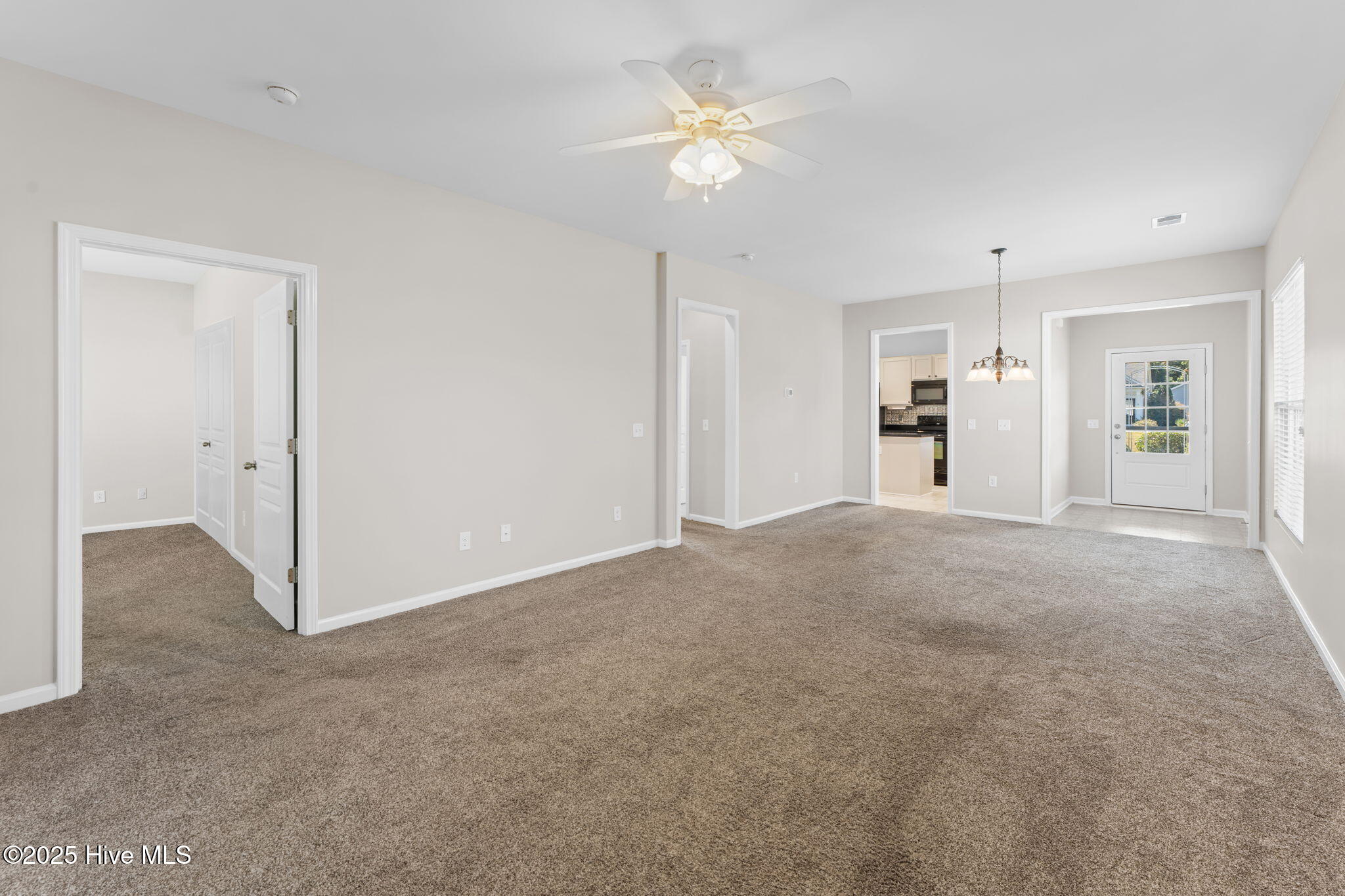 100520190 | Photo 16