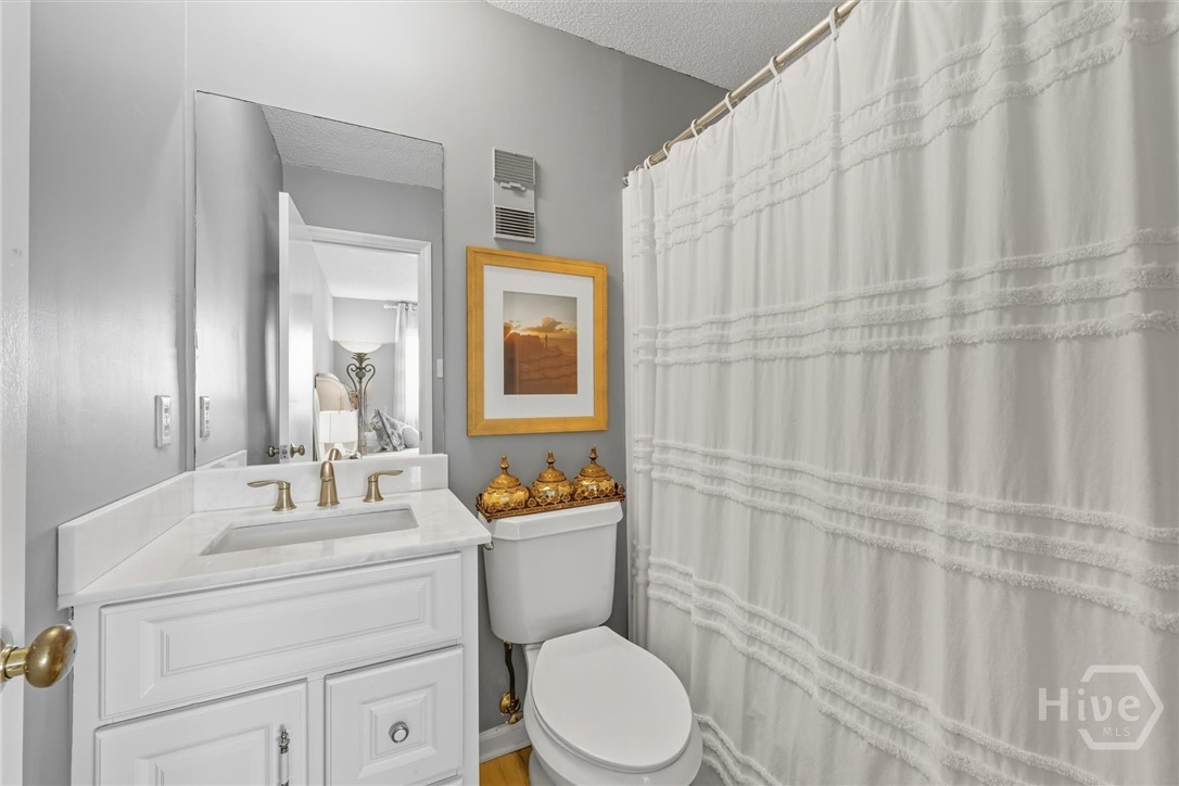 En-suite full bath.