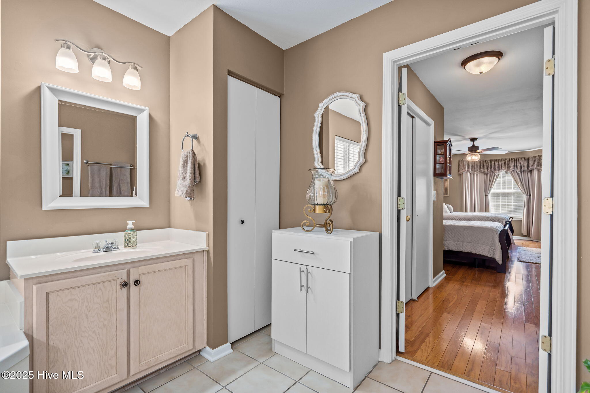 100540137 | Photo 26