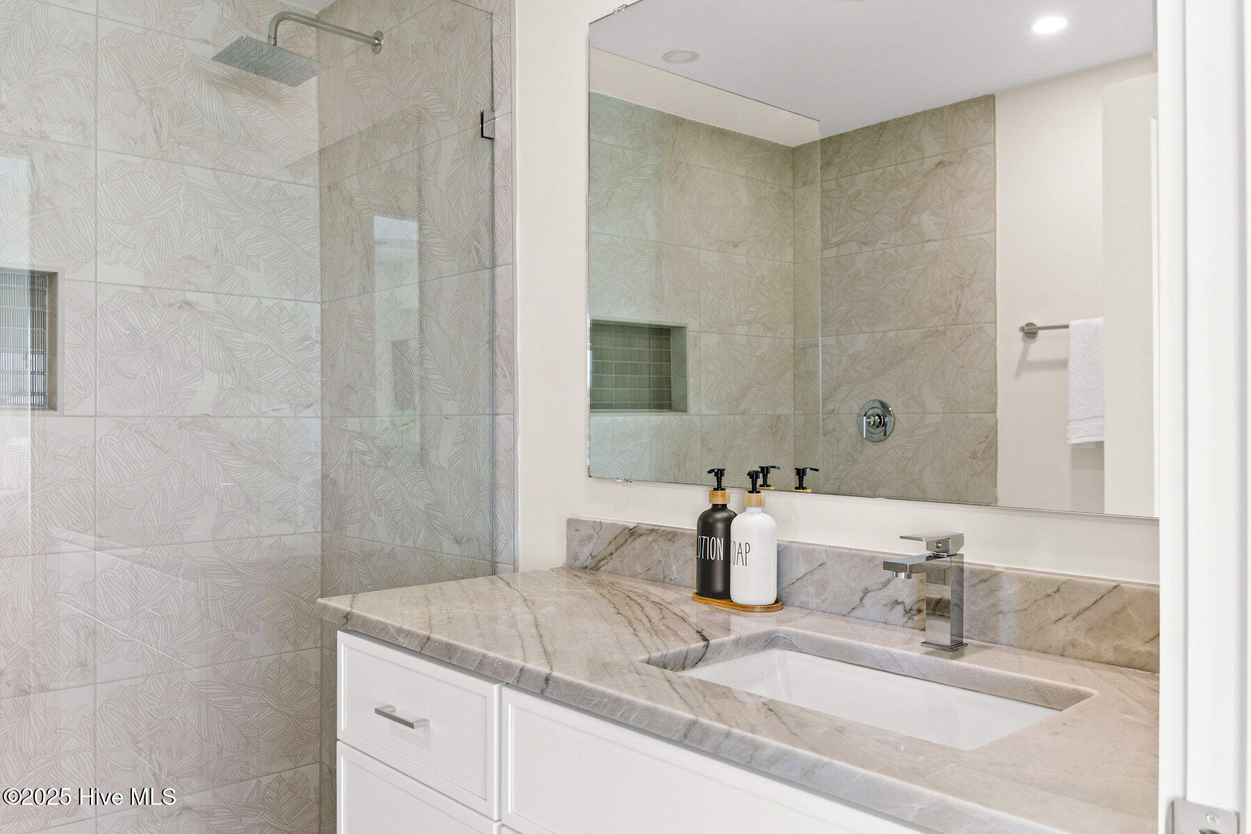 100523204 | Photo 26