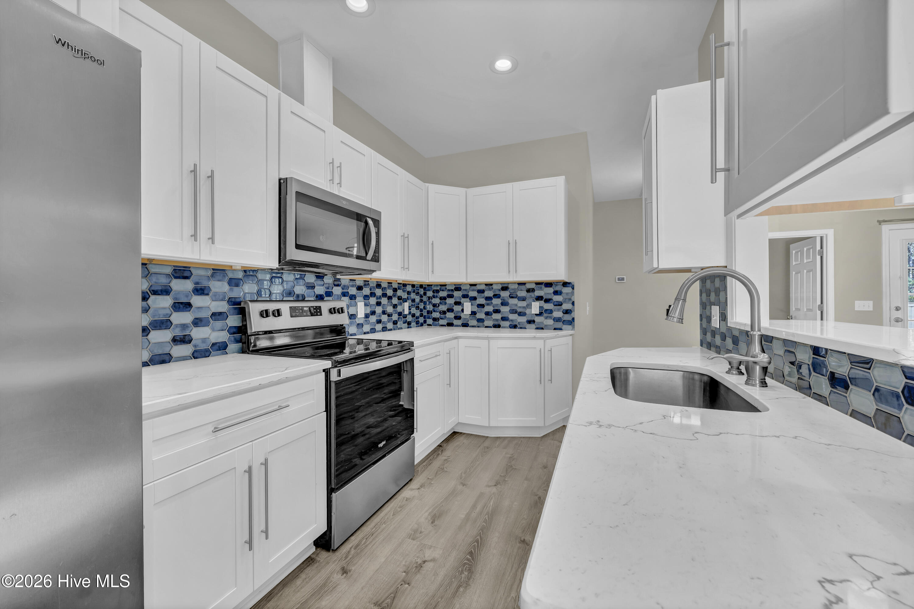 100548075 | Photo 14