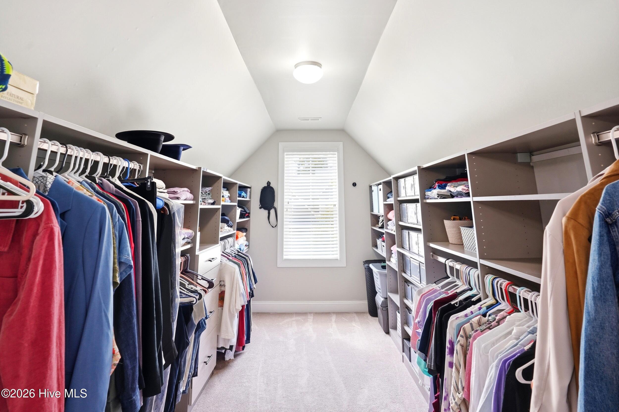 100570216 | Photo 27