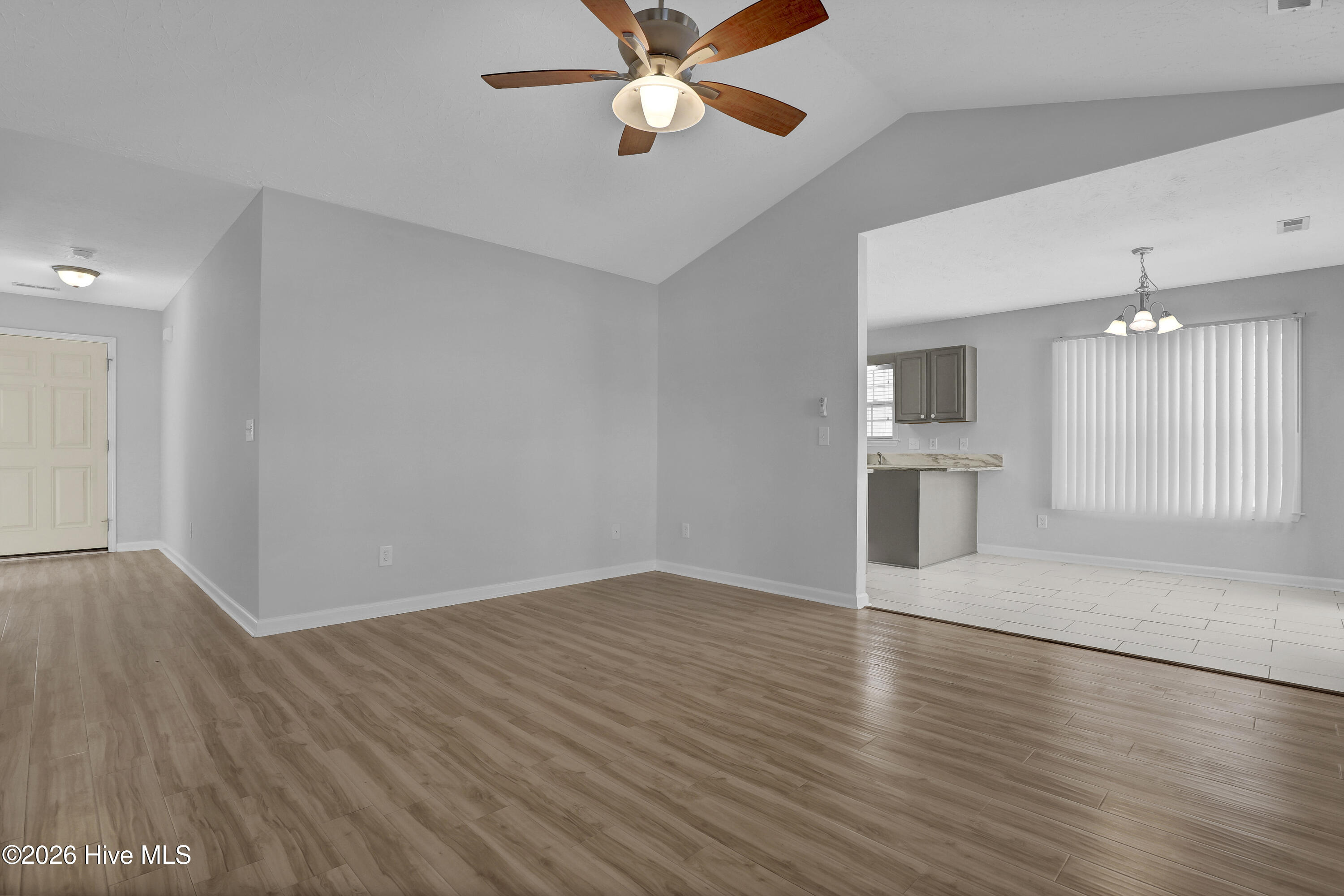 100549812 | Photo 11