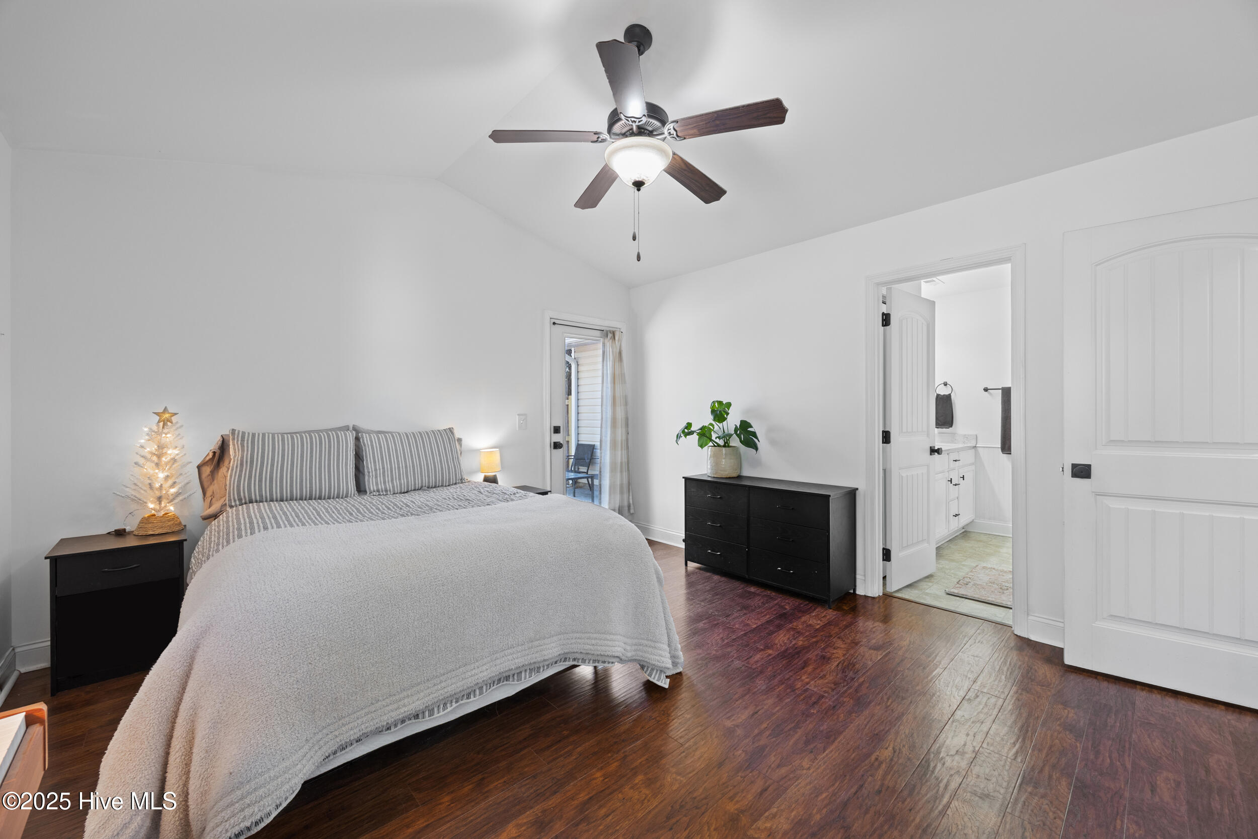 100545766 | Photo 26