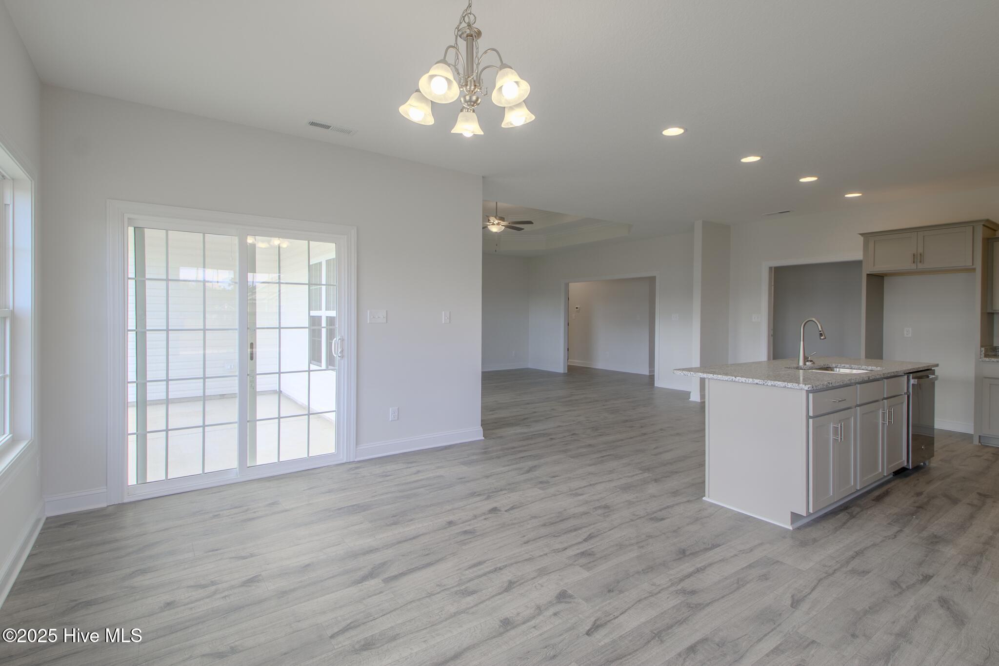 100518948 | Photo 11