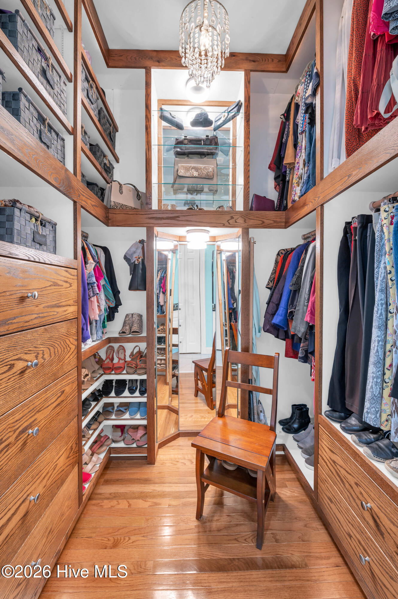 100547693 | Photo 23