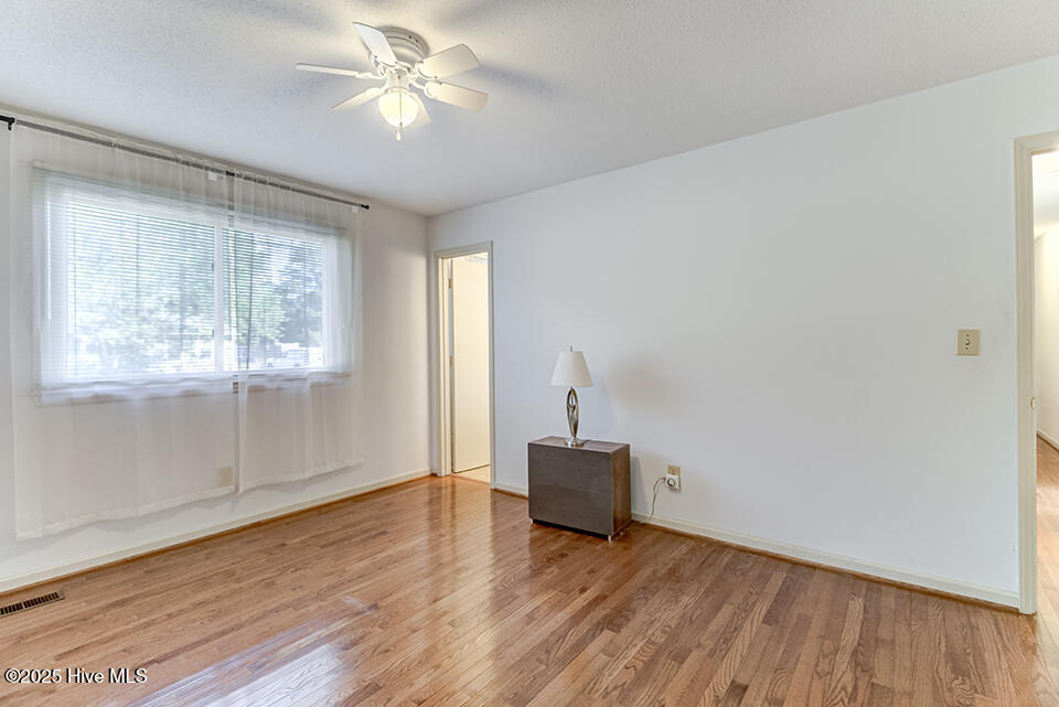 100541590 | Photo 25