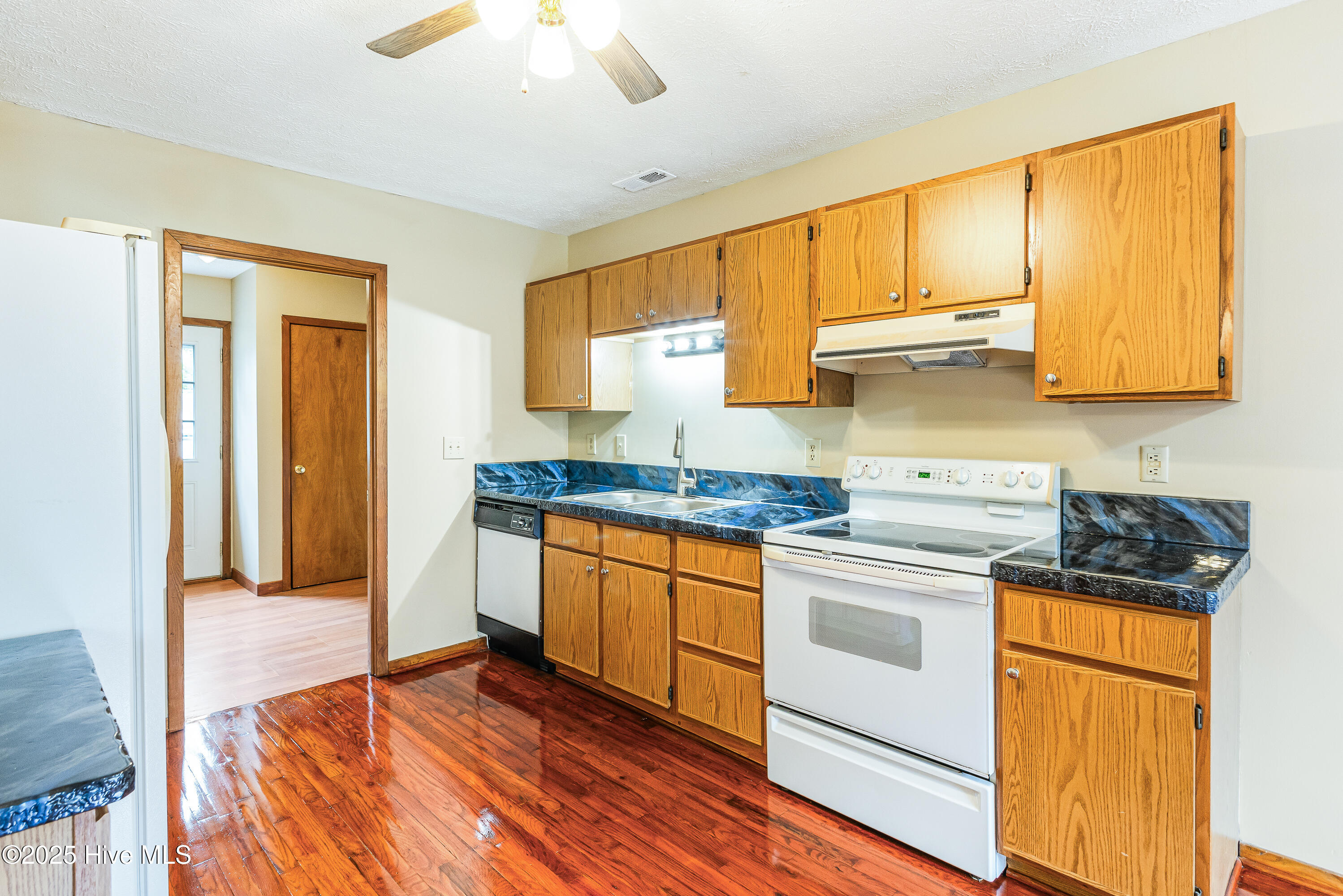 100528021 | Photo 13