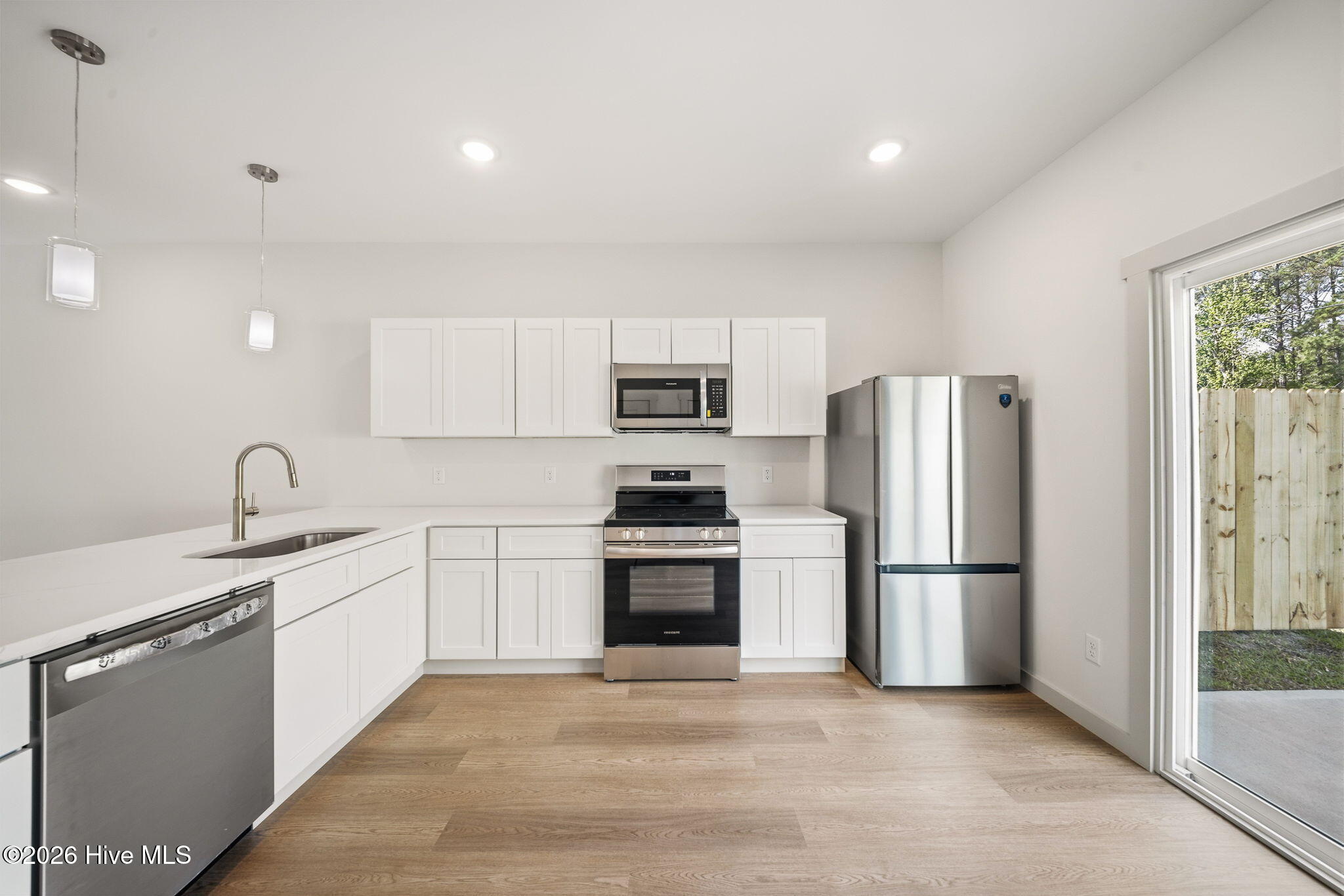 100562147 | Photo 14