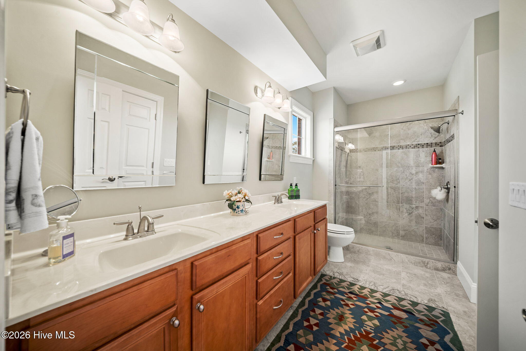 100560787 | Photo 38