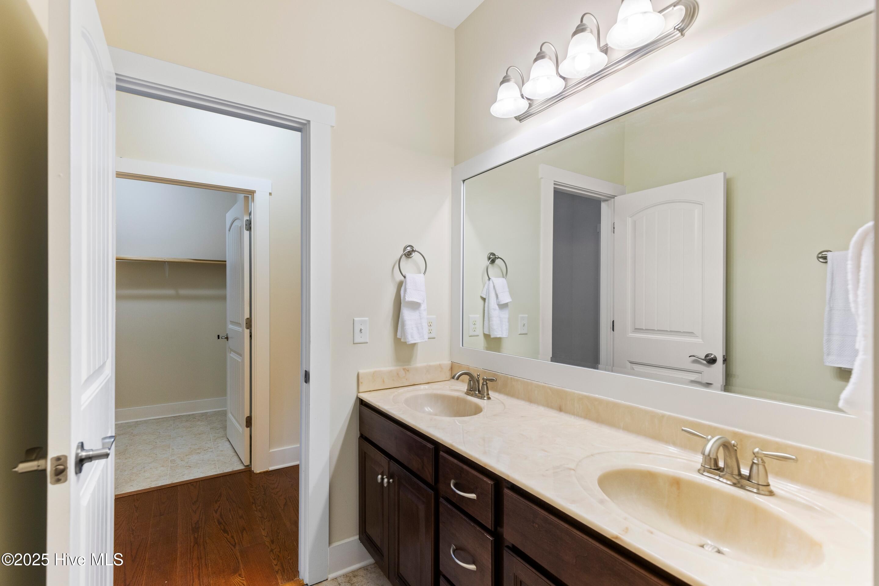 100542778 | Photo 31