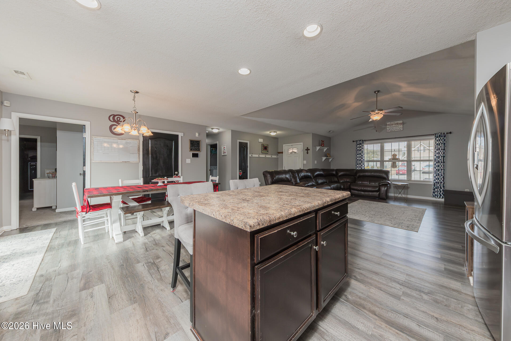 100550736 | Photo 19