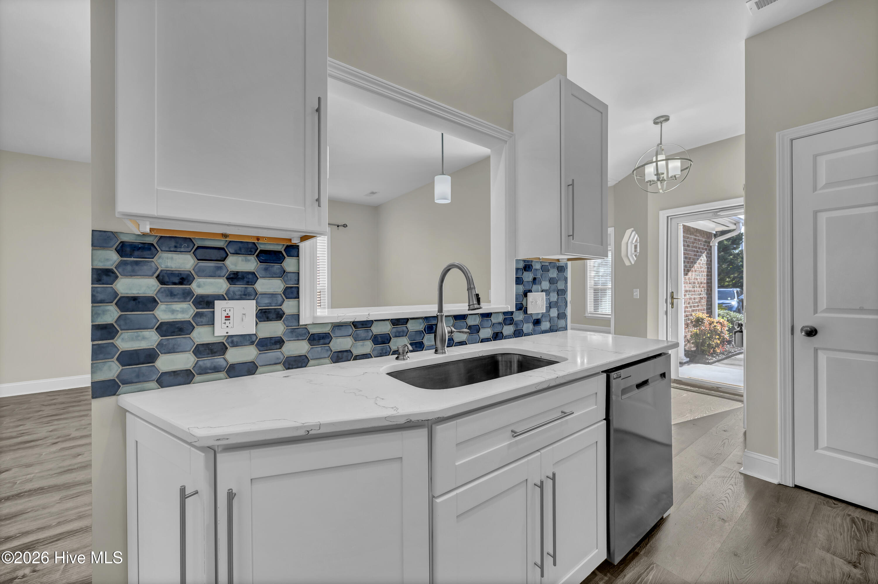 100548075 | Photo 15