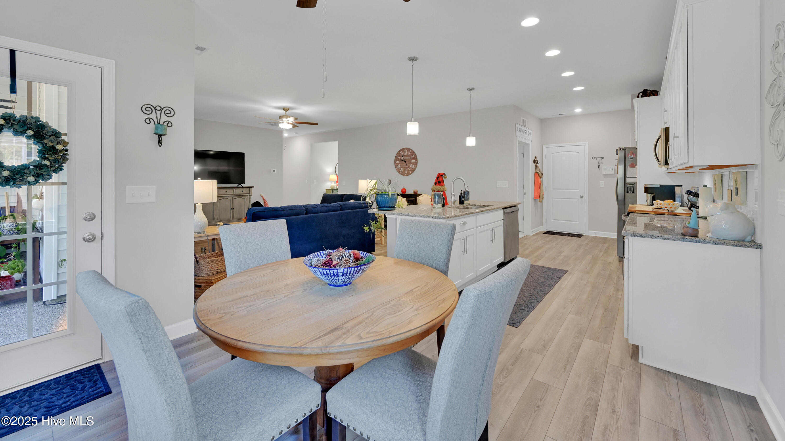 100542865 | Photo 30