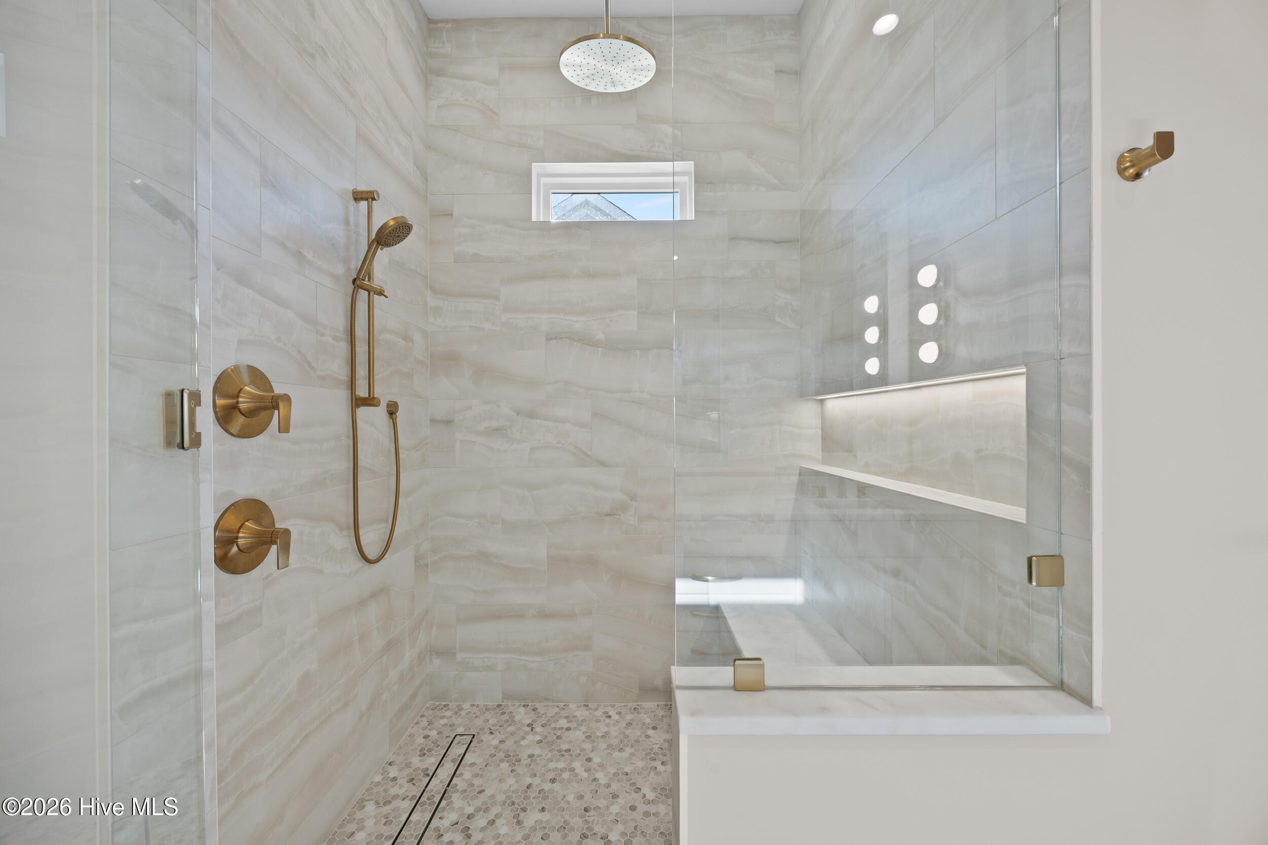 100553352 | Photo 43