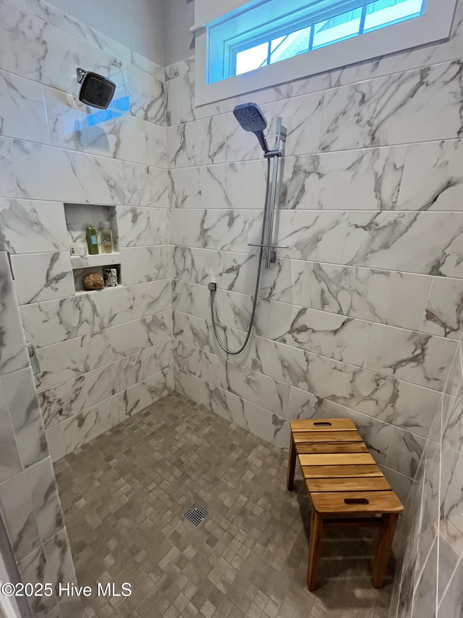 100478560 | Photo 33