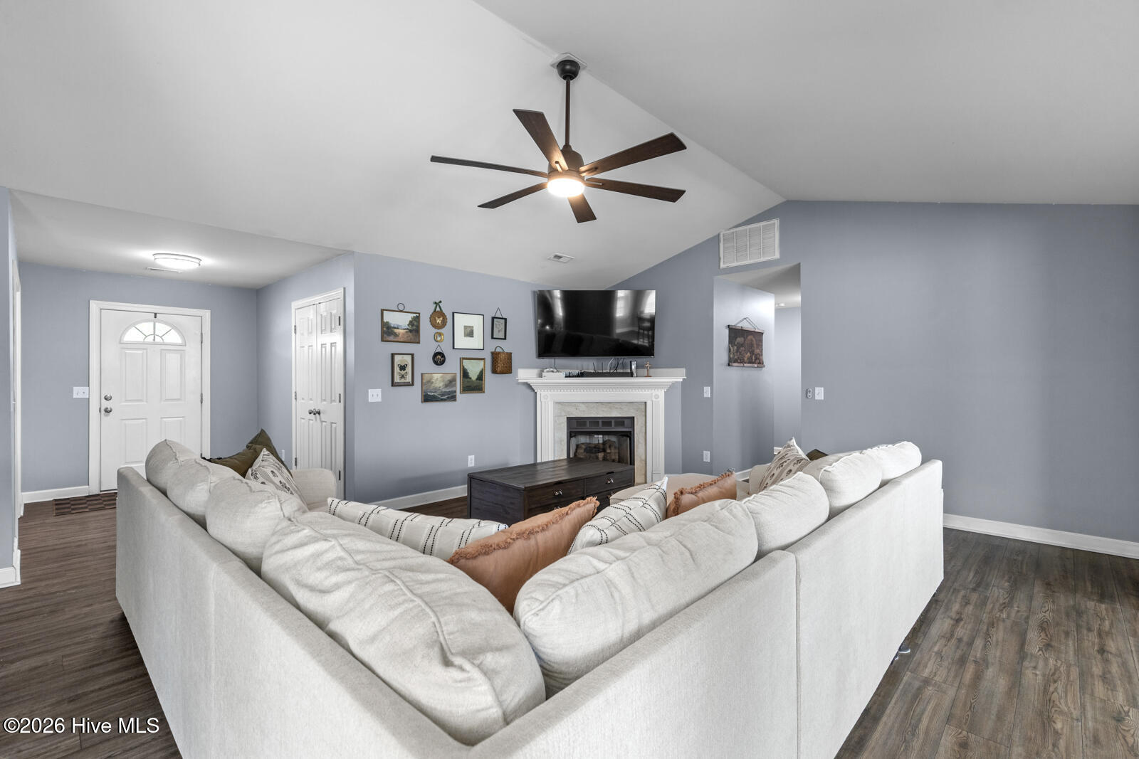 100569280 | Photo 18