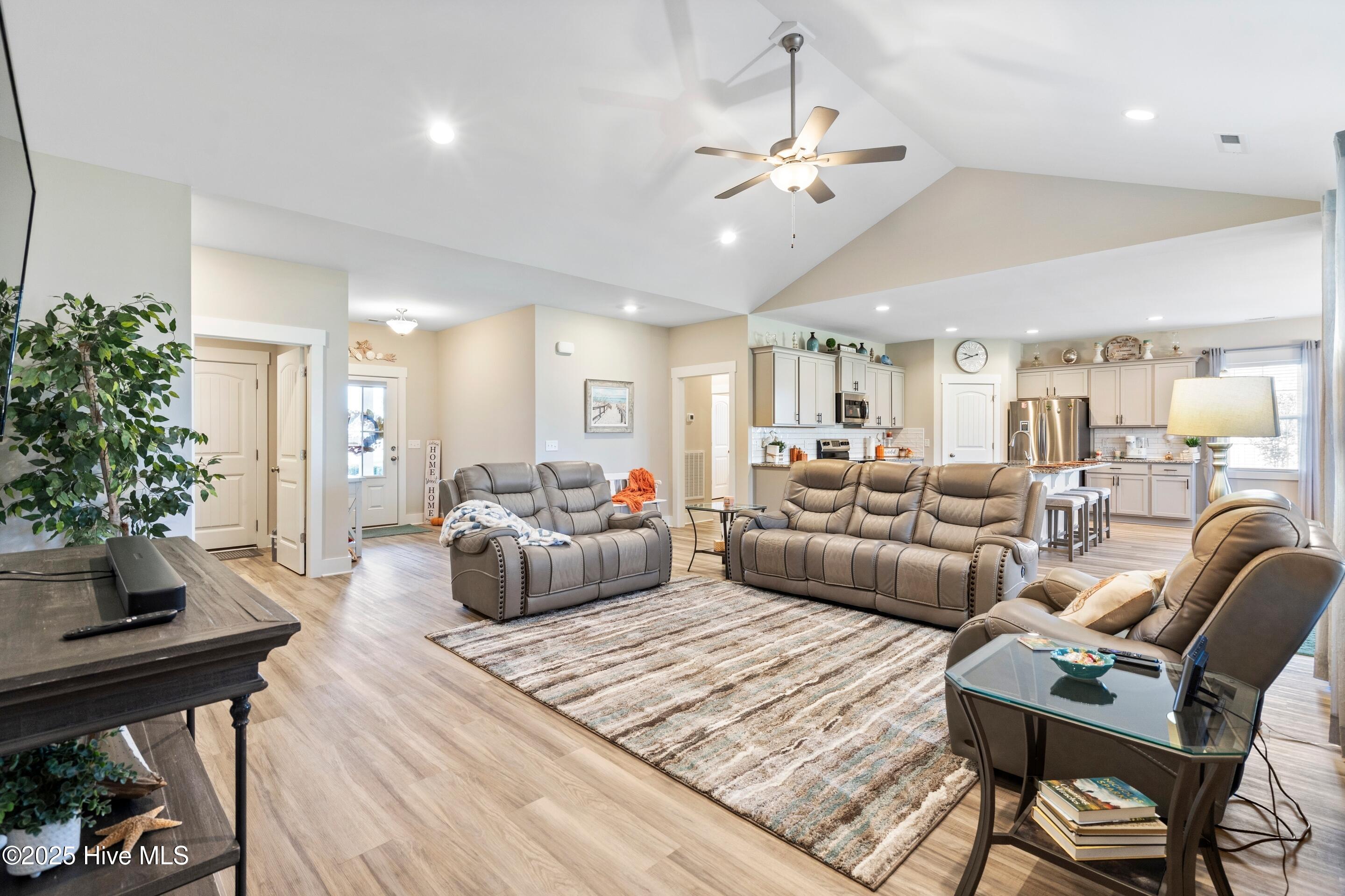 100538815 | Photo 35