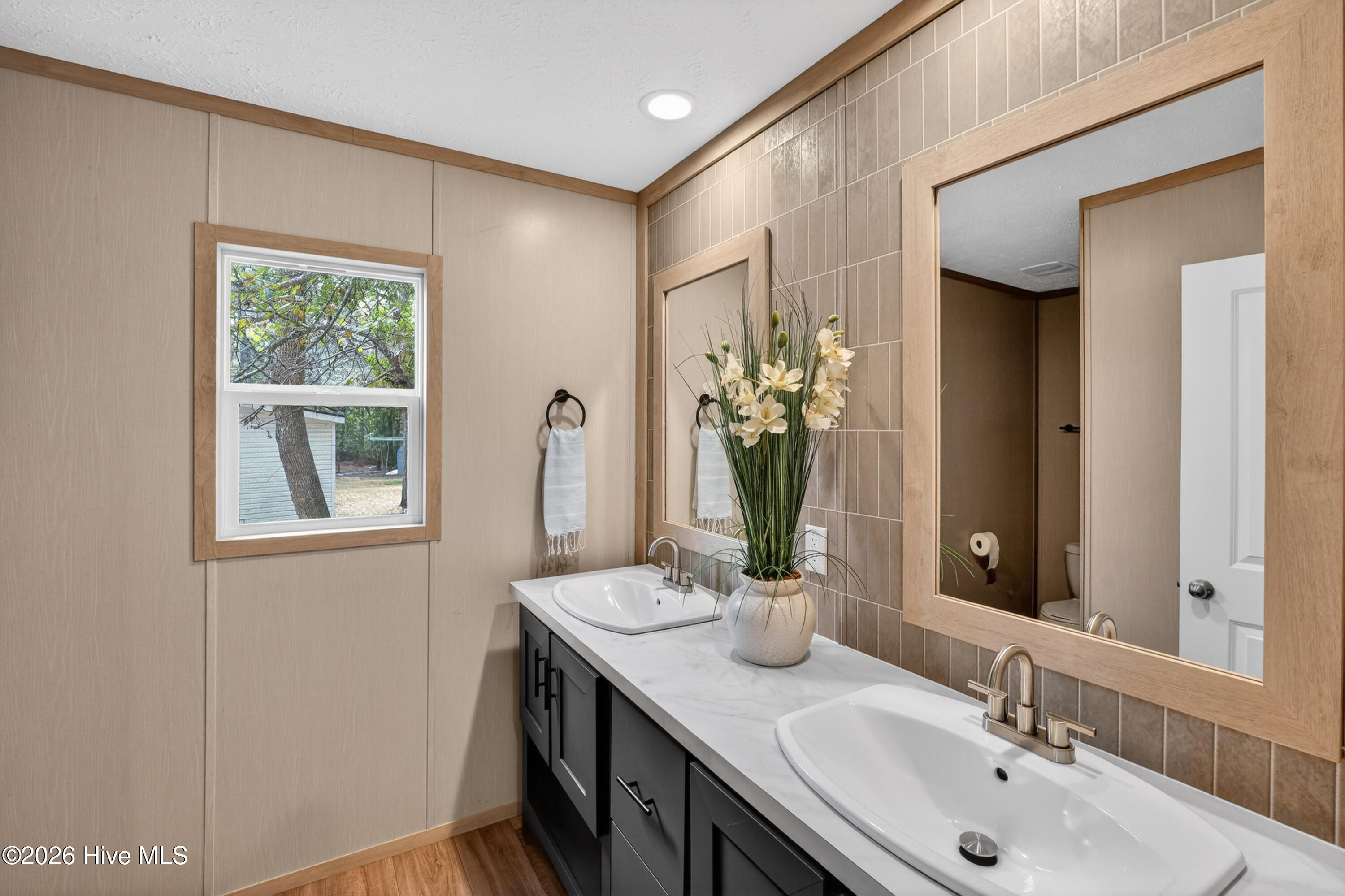 100560207 | Photo 15