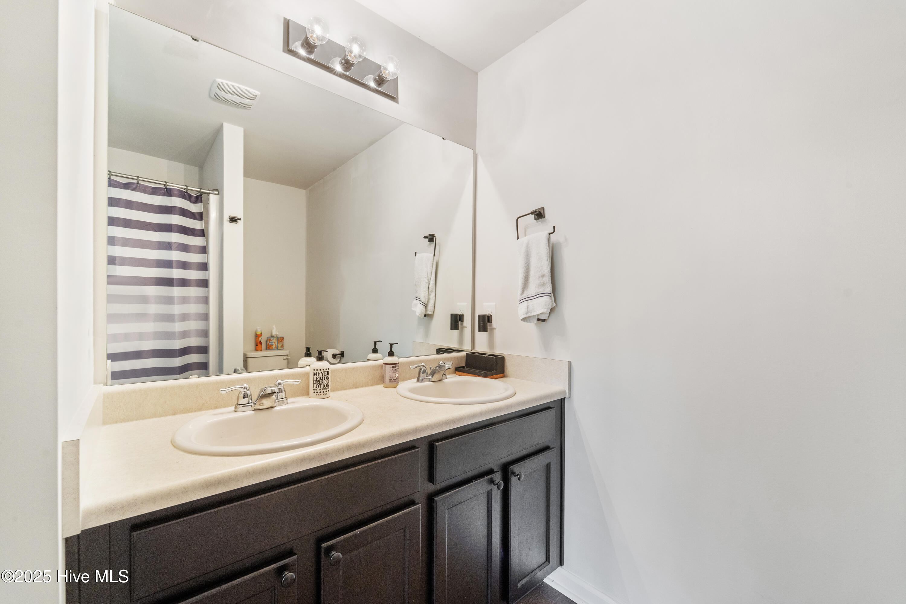 100548278 | Photo 11