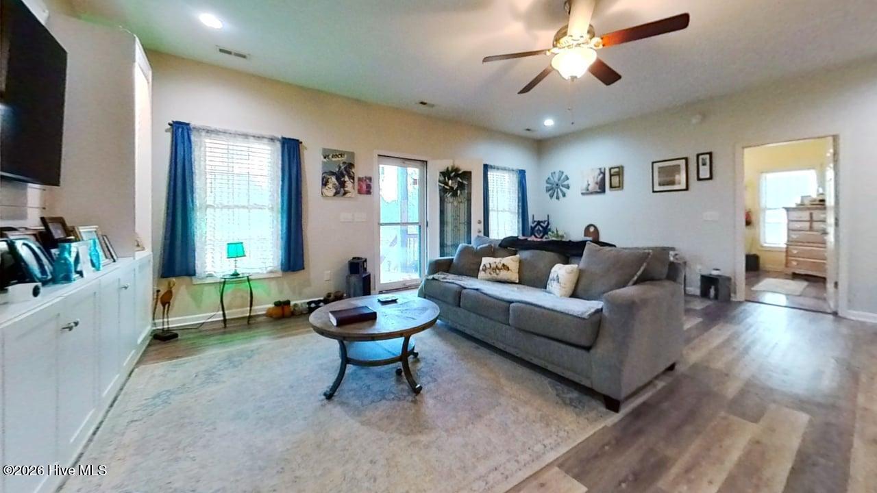 100559167 | Photo 28