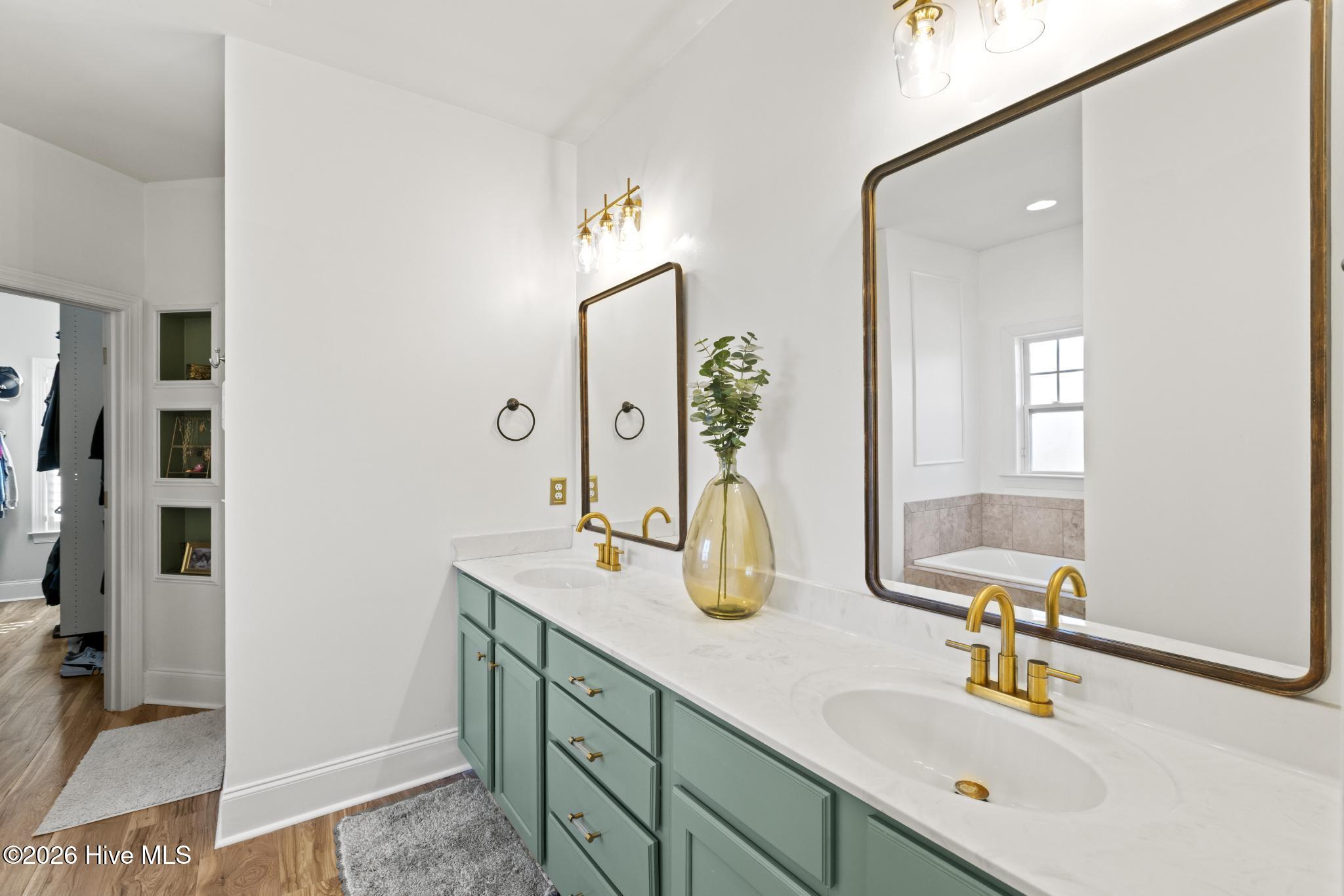 100555770 | Photo 16