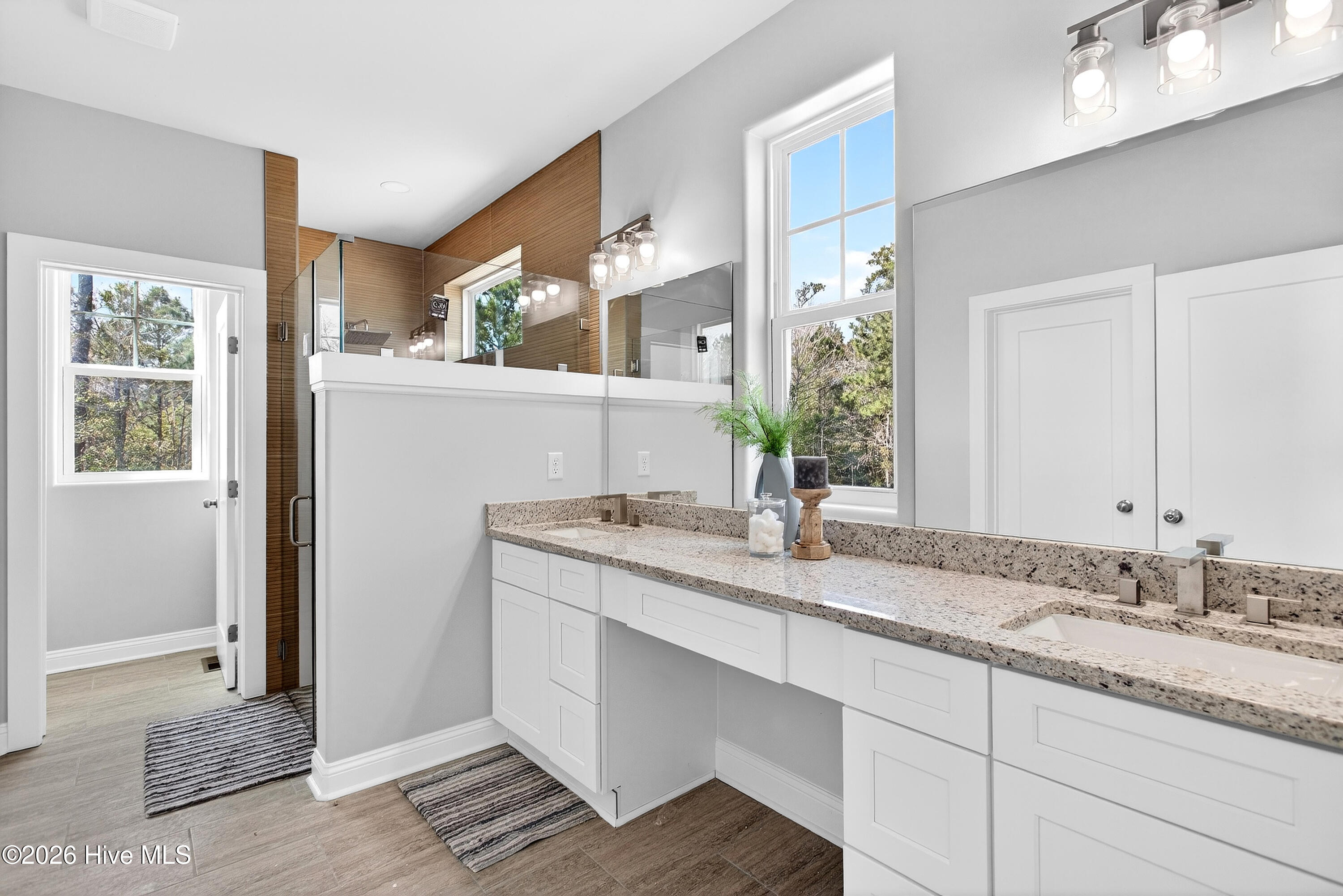 100559687 | Photo 18