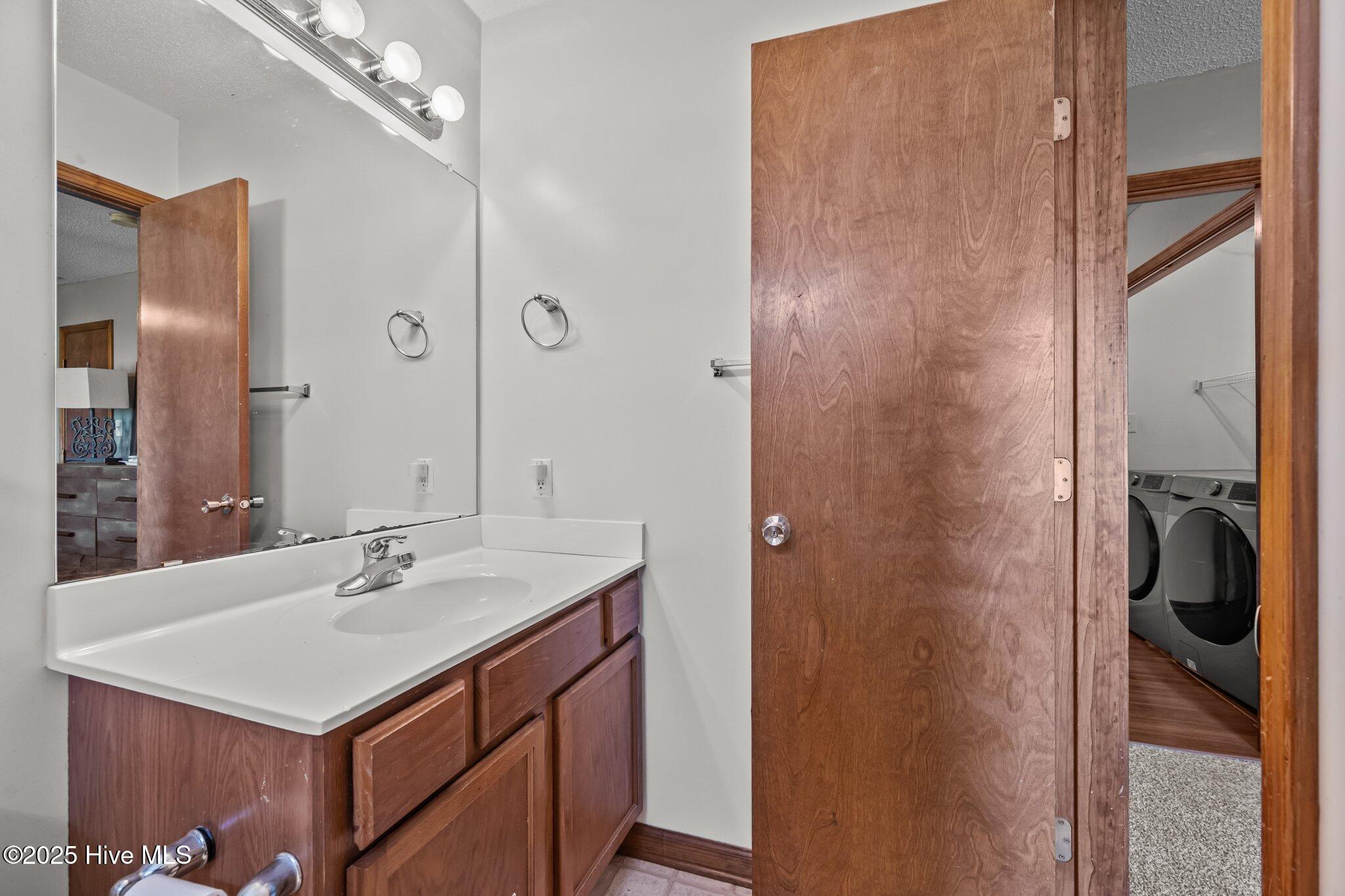 100533618 | Photo 15