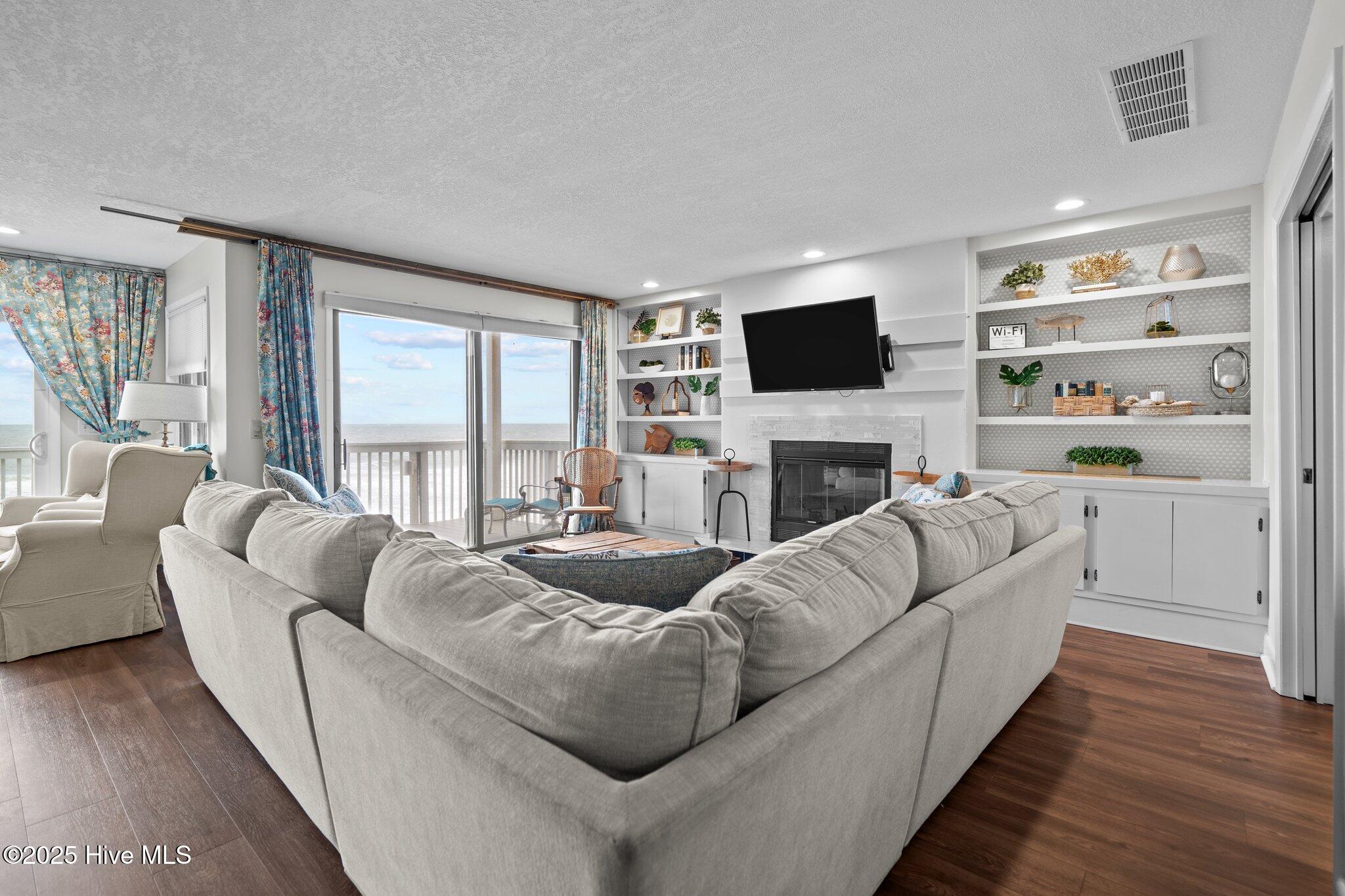 100564100 | Photo 13