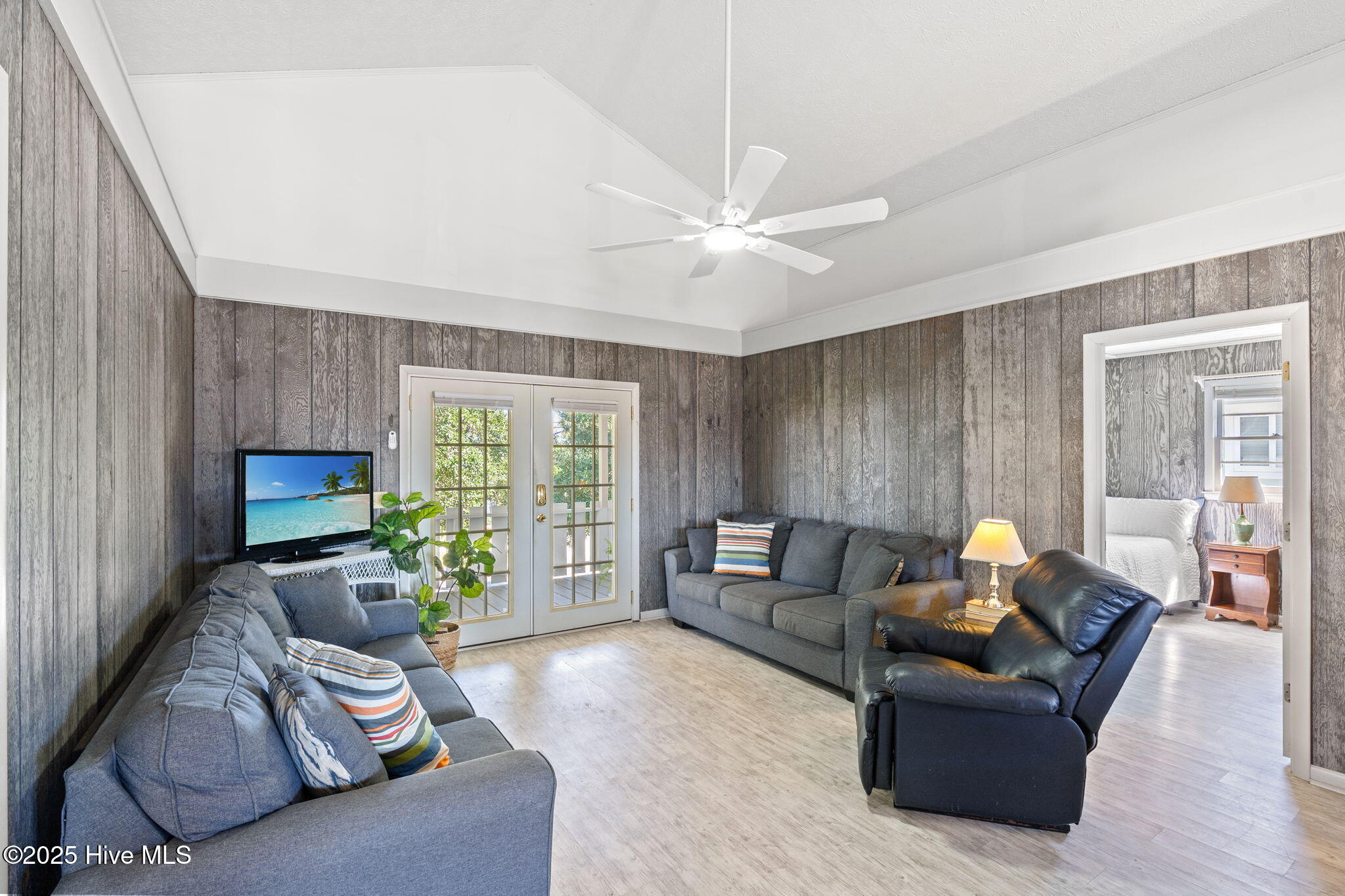 100537501 | Photo 14