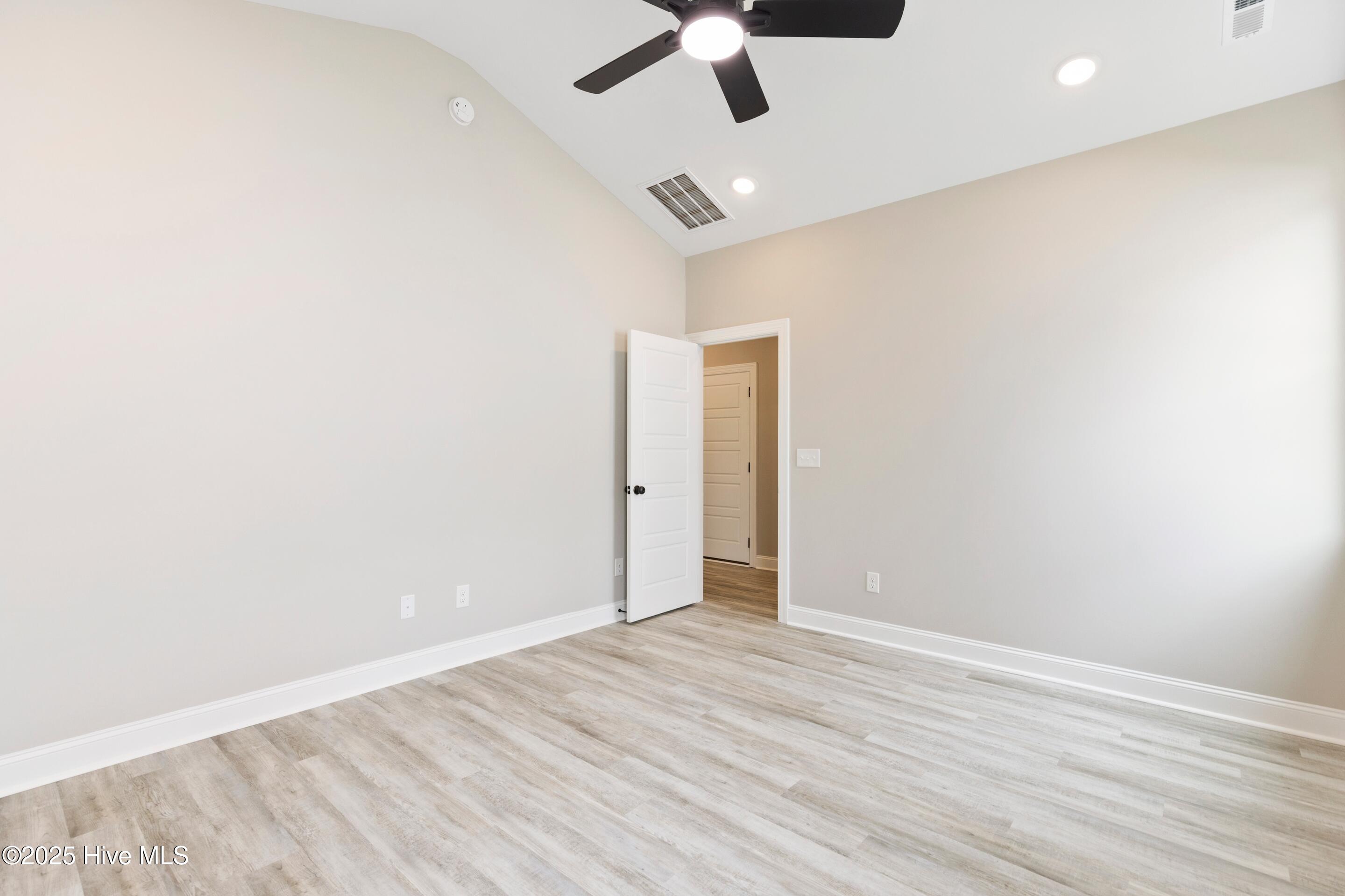 100524111 | Photo 32