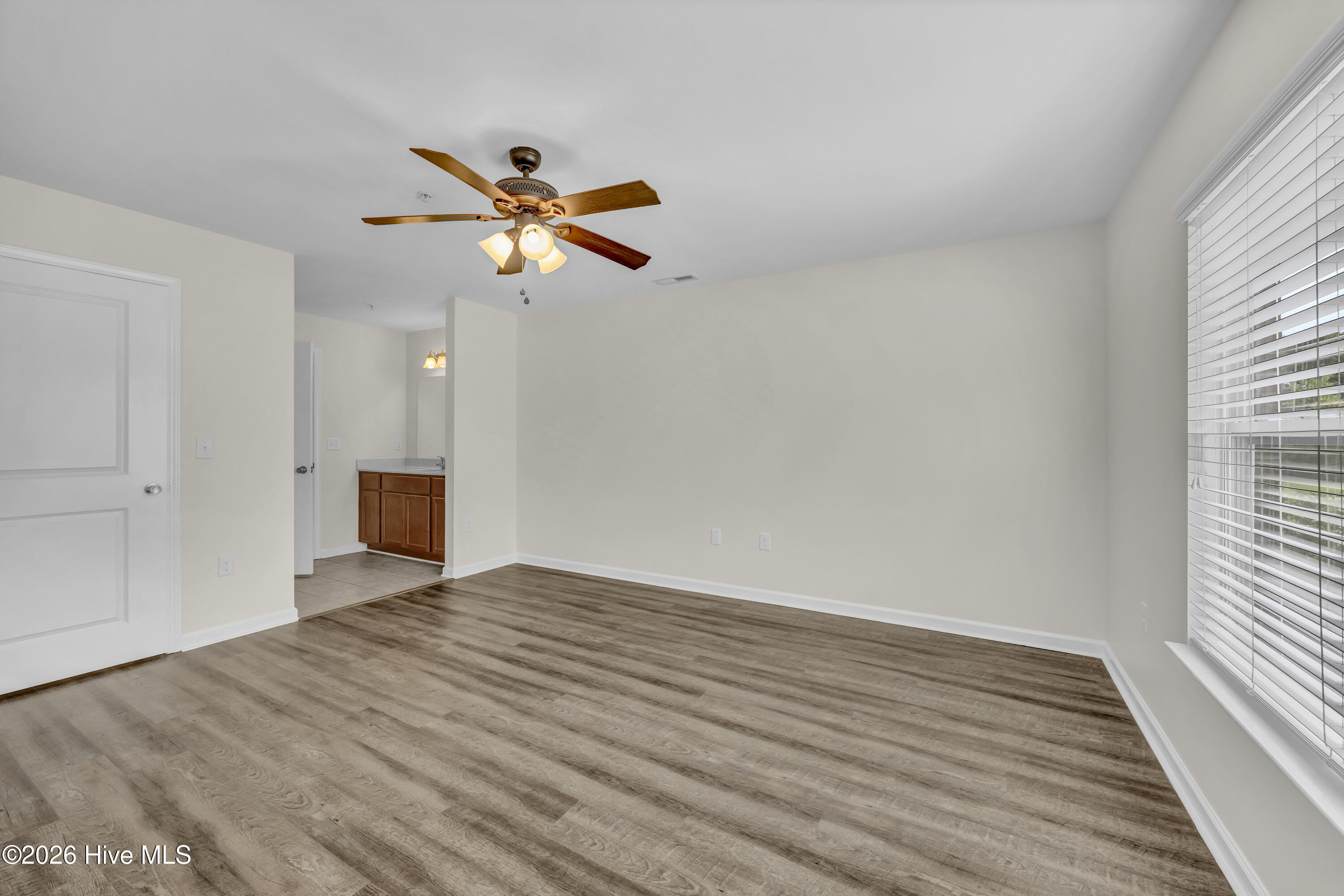 100566295 | Photo 15