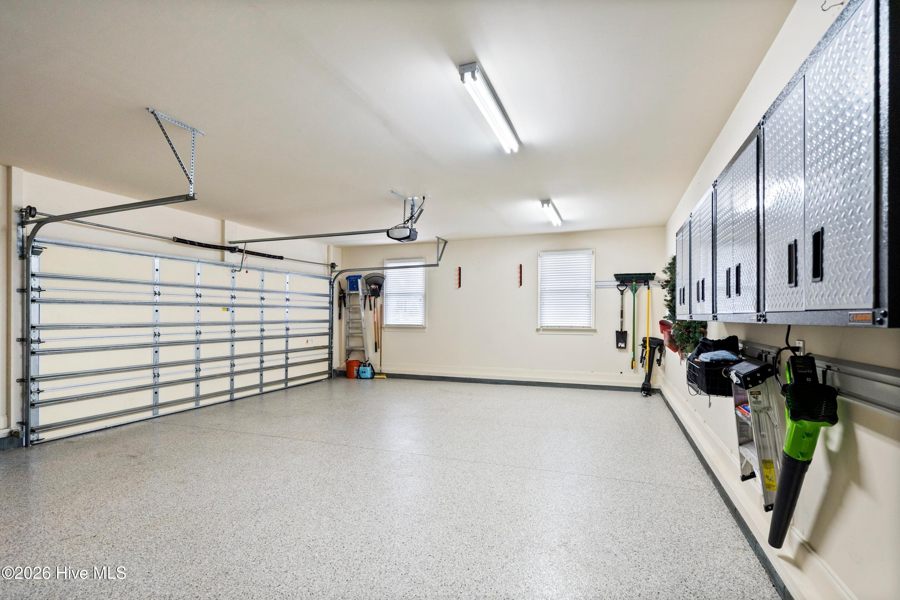 100548933 | Photo 70