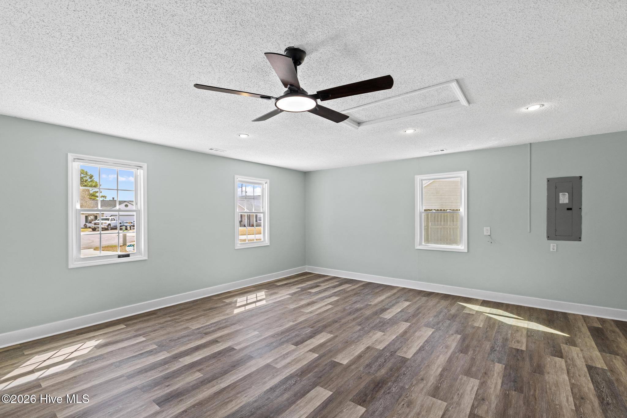 100558461 | Photo 16