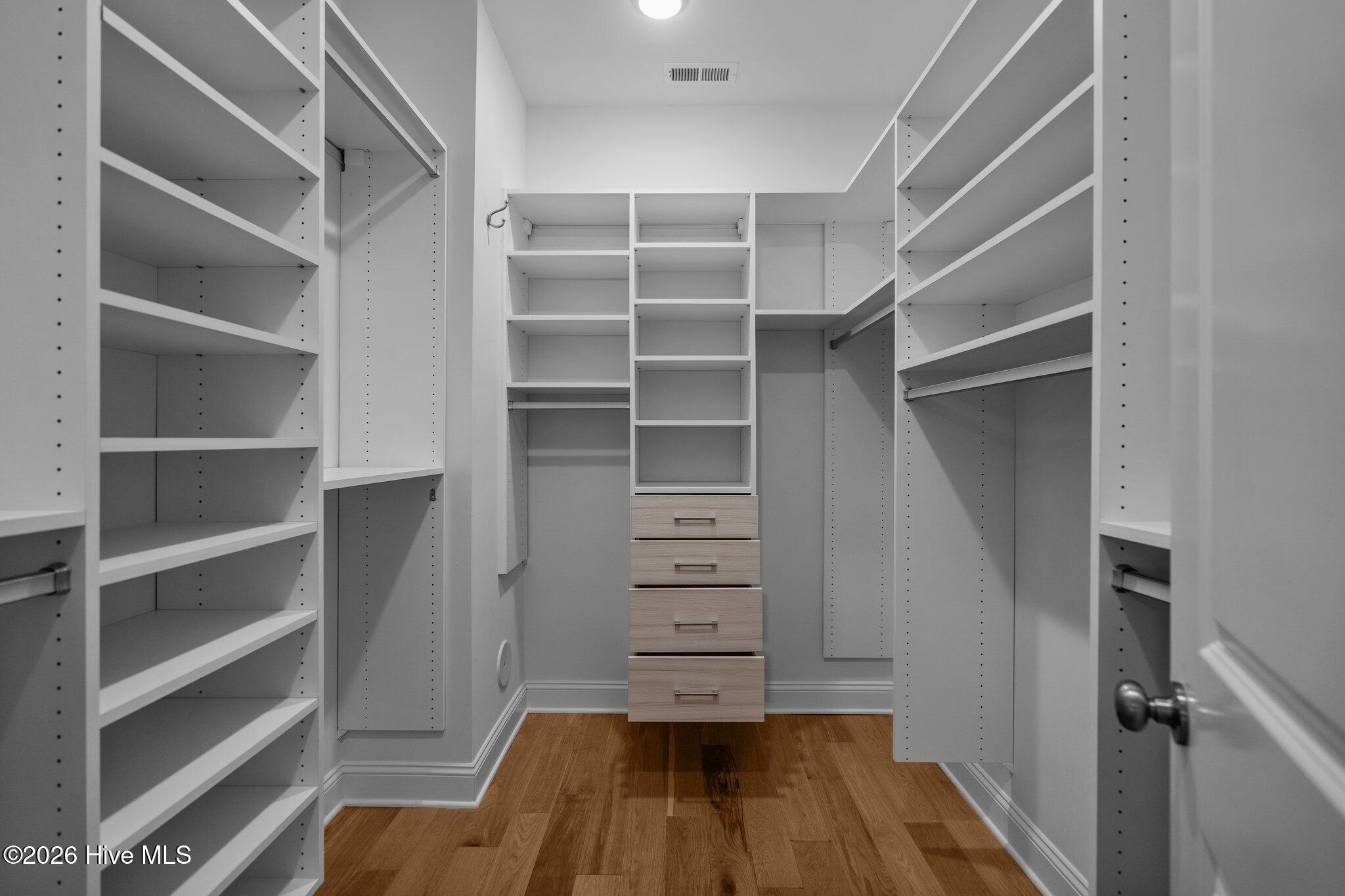 100561208 | Photo 24