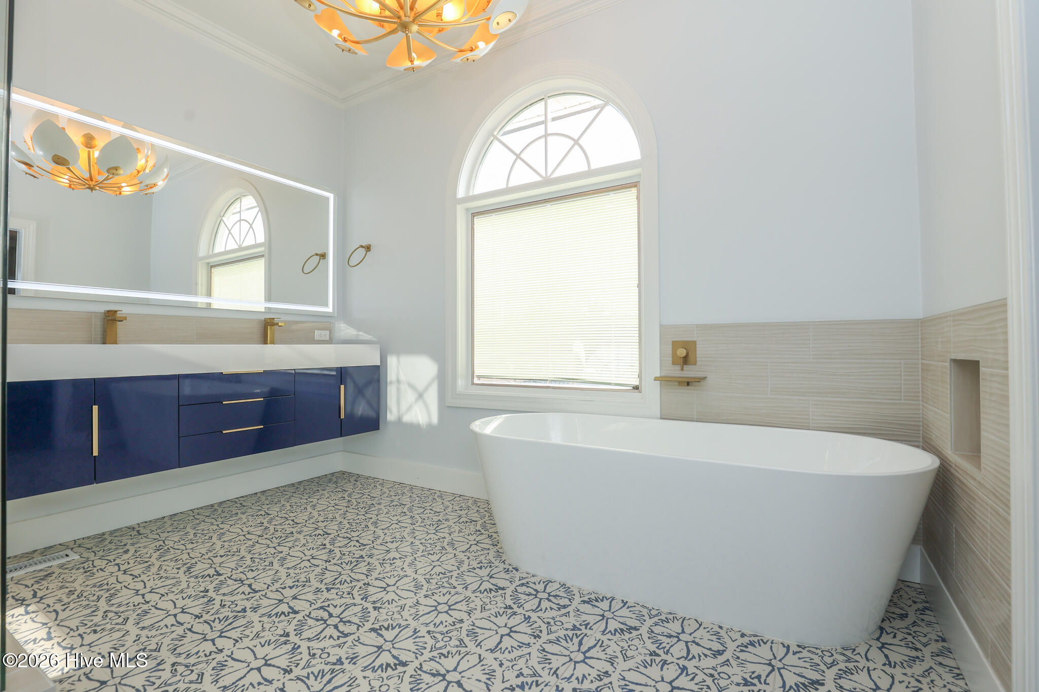 100556044 | Photo 42