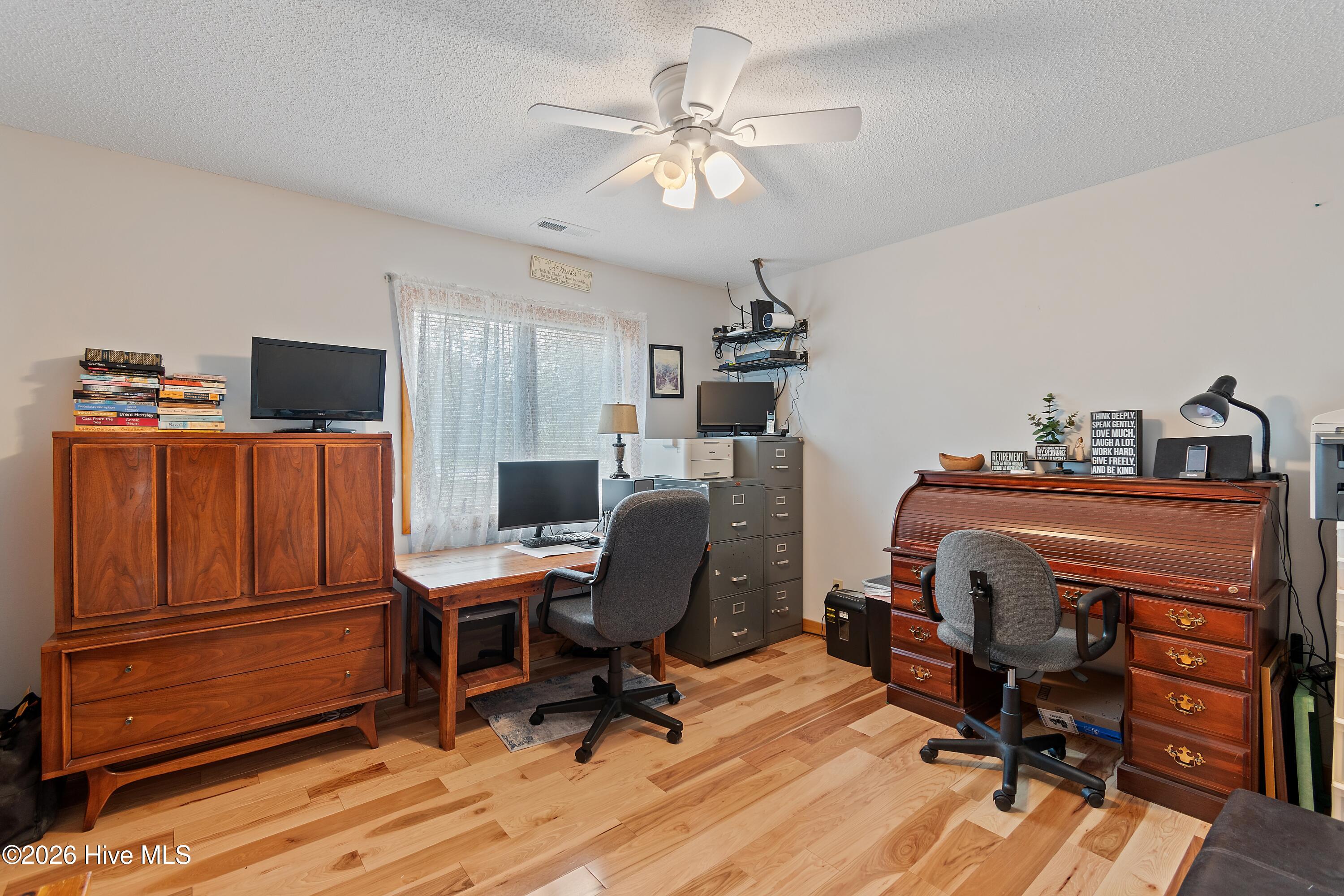 100564925 | Photo 23