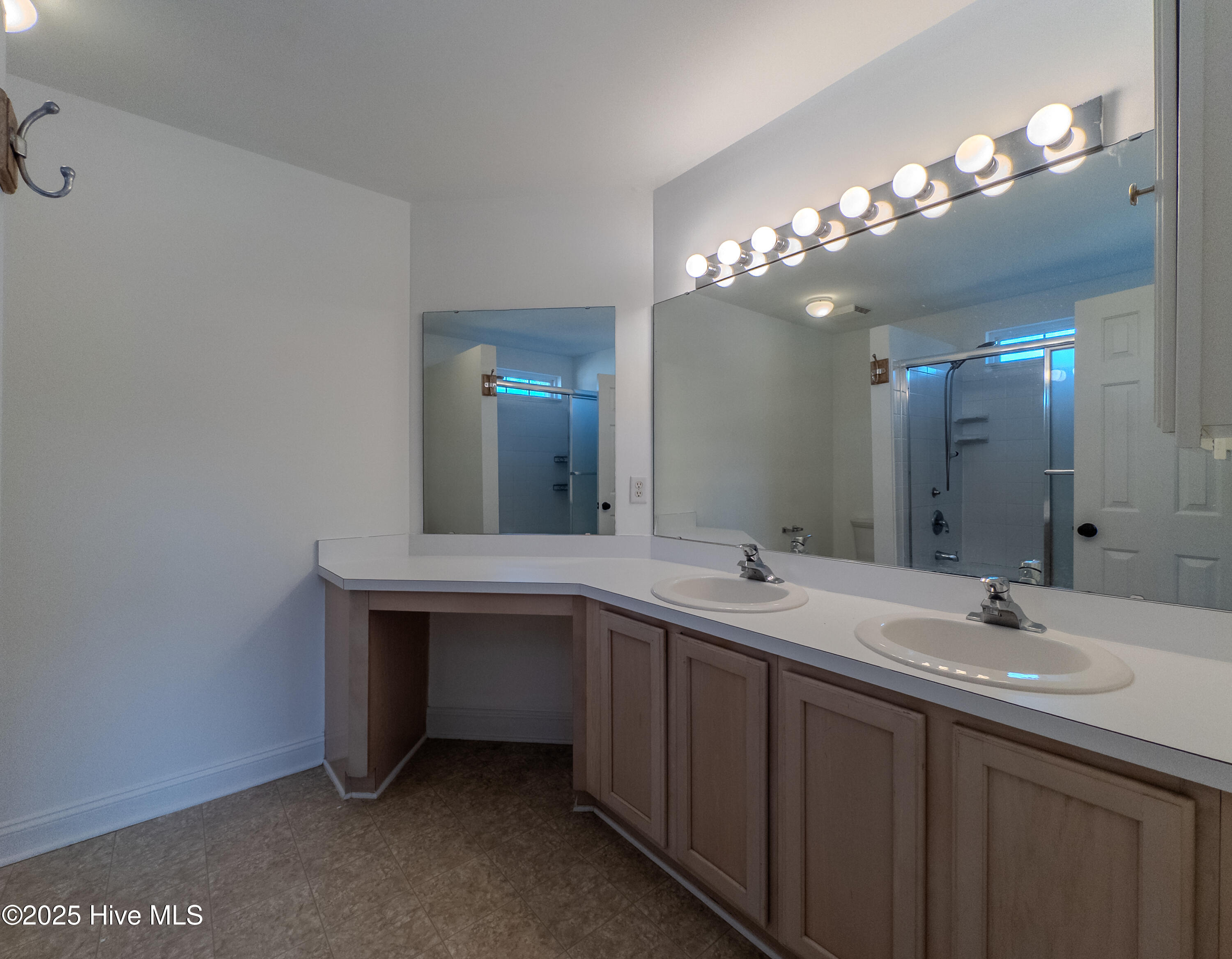 100546237 | Photo 19