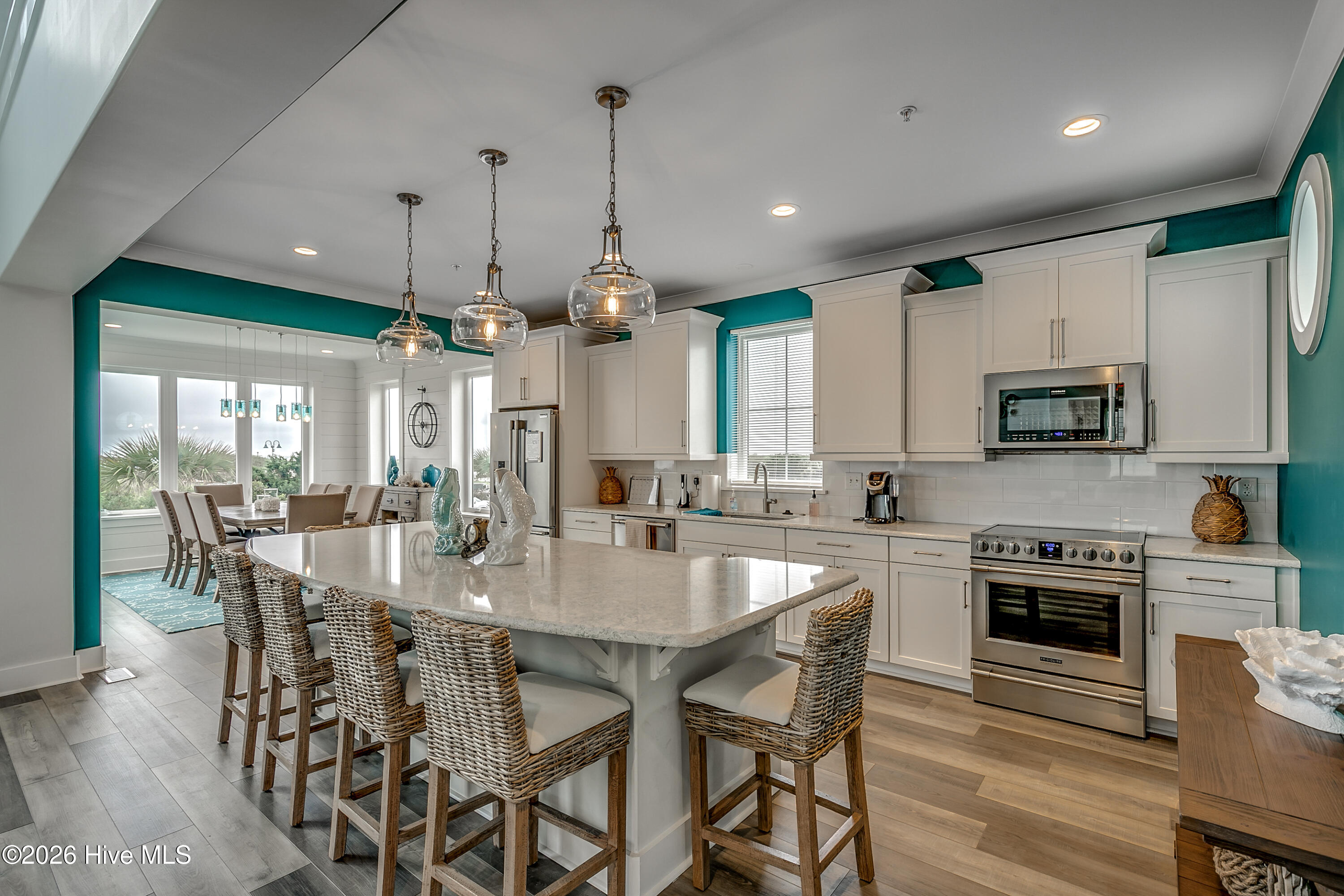 100543615 | Photo 76