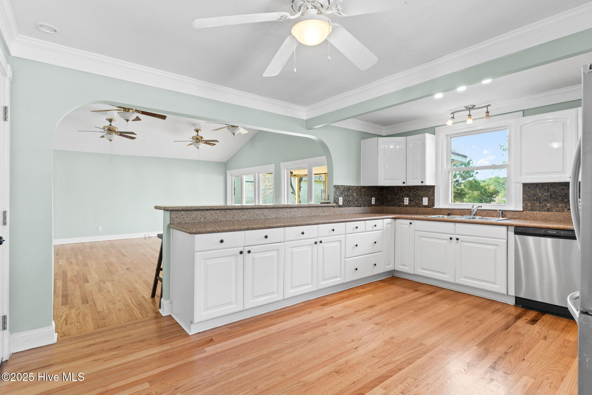 100543279 | Photo 26