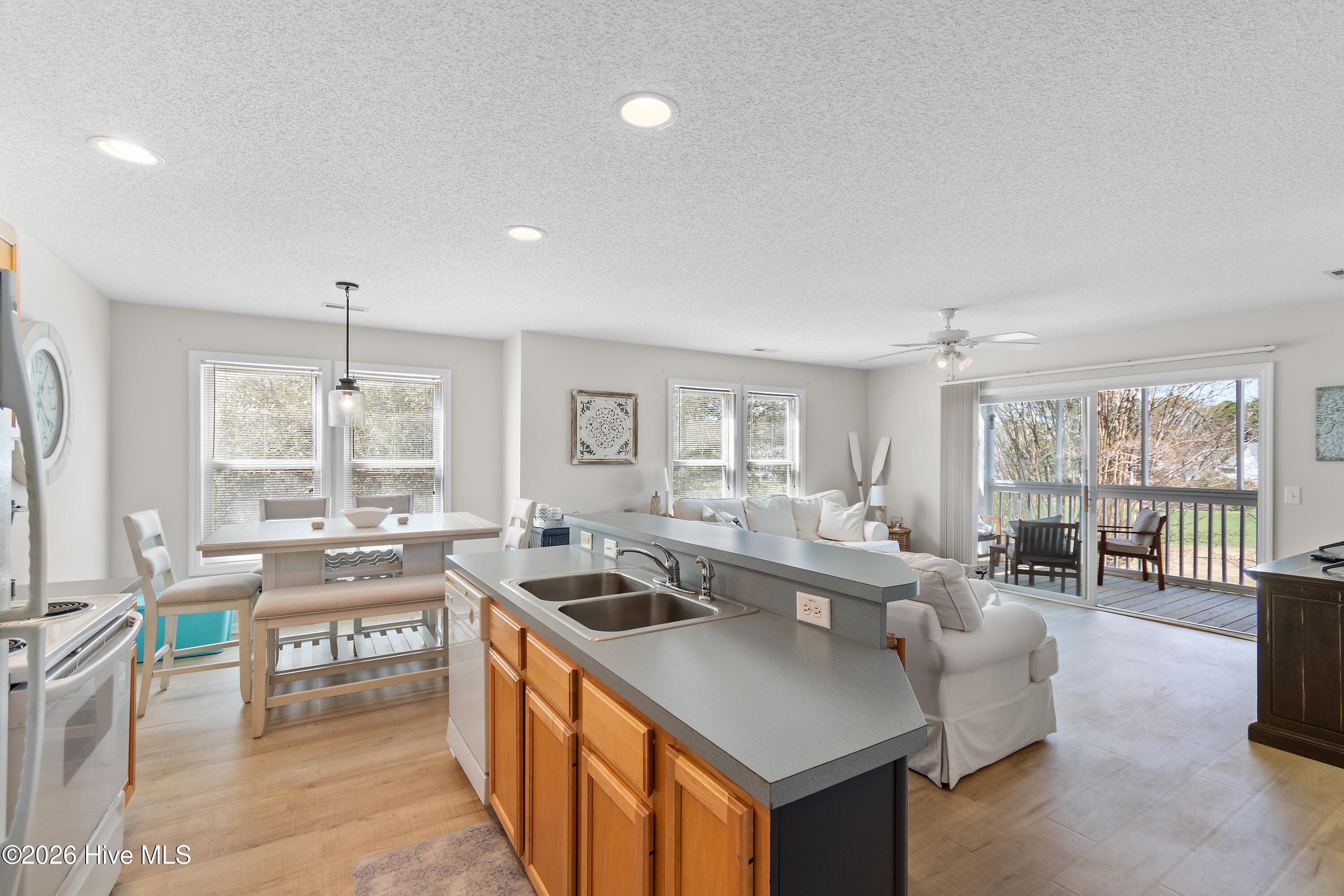 100563960 | Photo 21