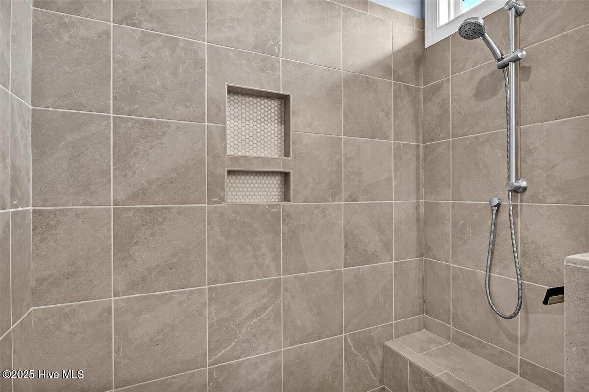 100530087 | Photo 23