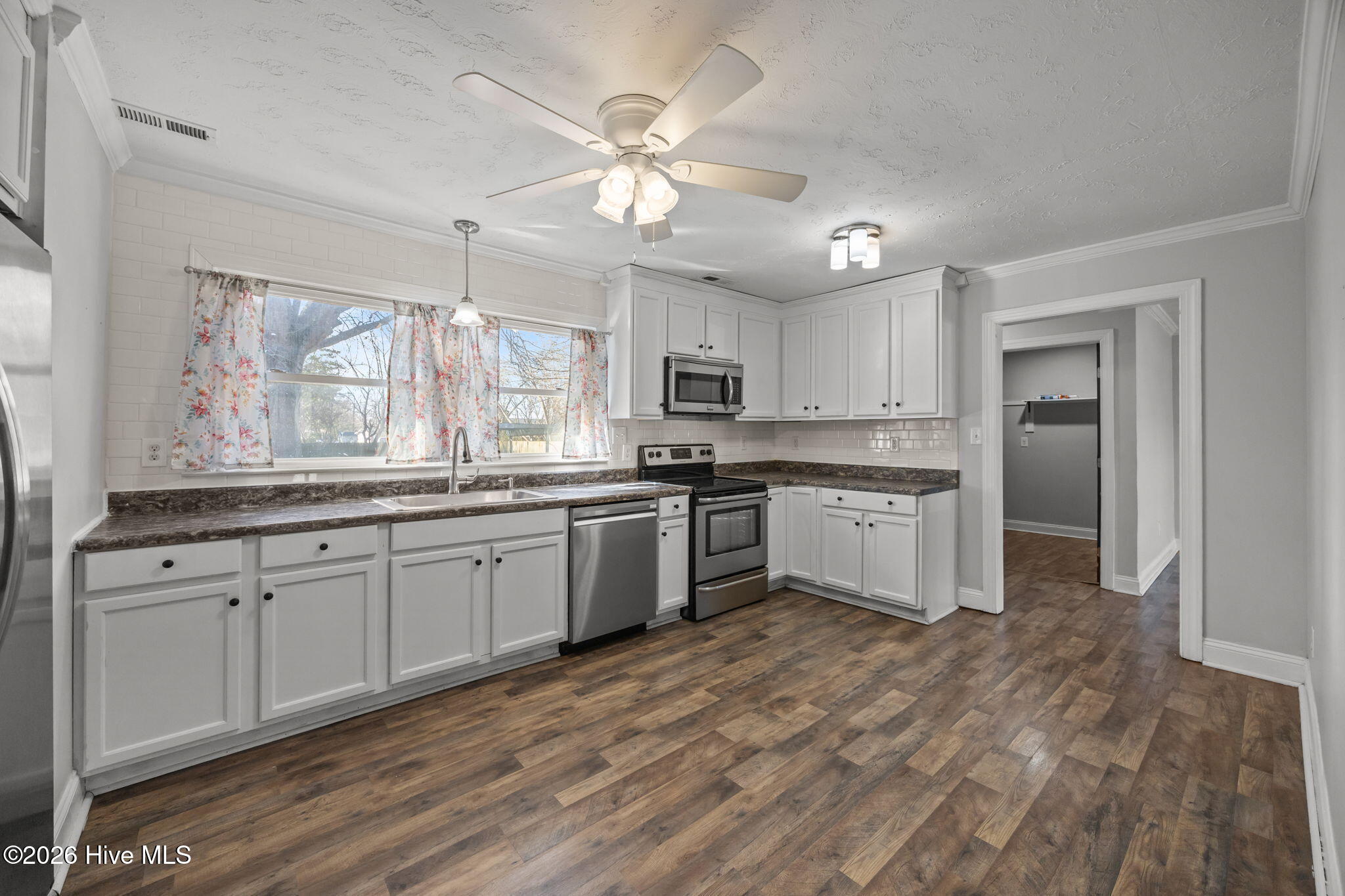 100555962 | Photo 11