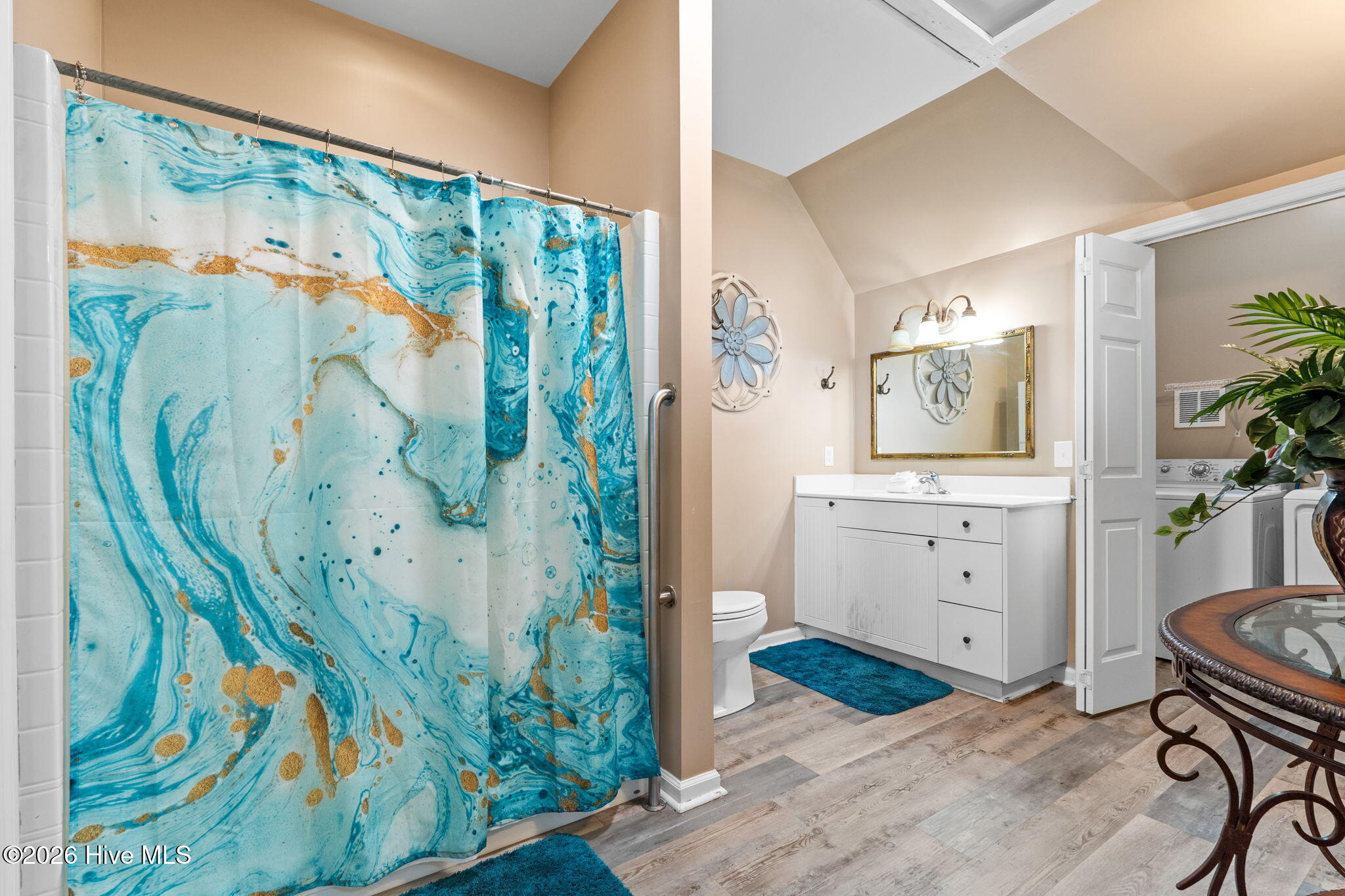 100570592 | Photo 26