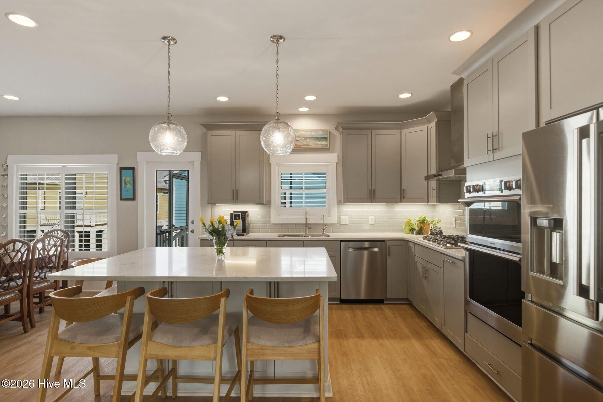 100562049 | Photo 17