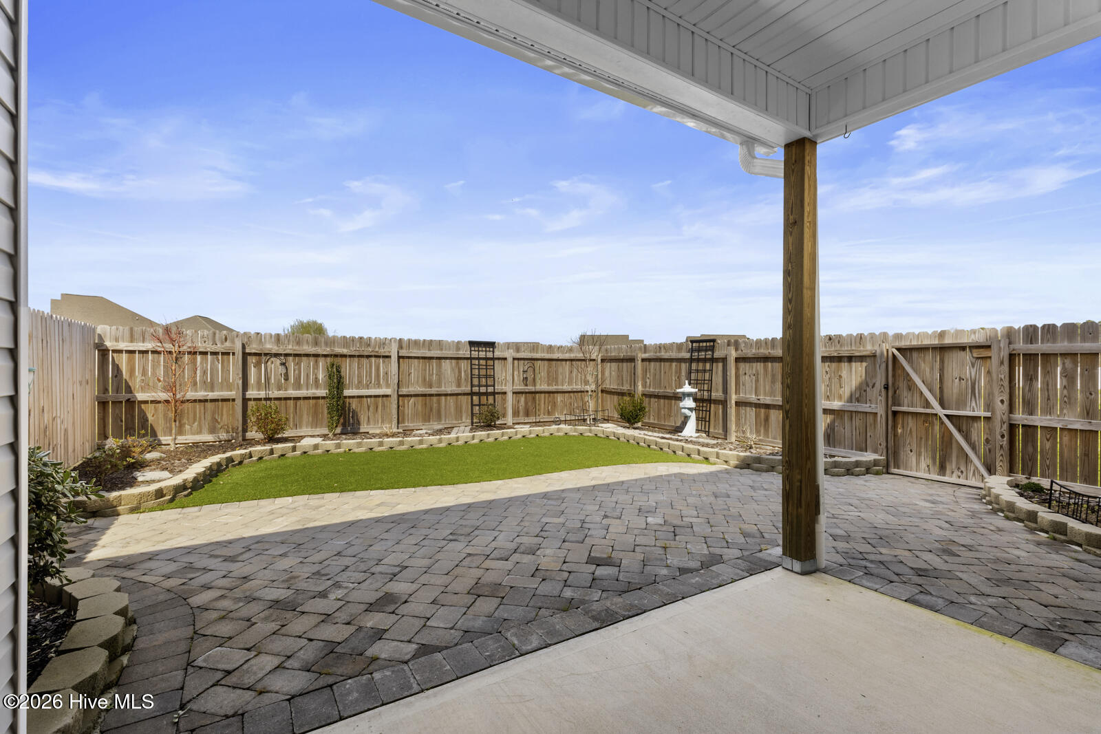 100560186 | Photo 27