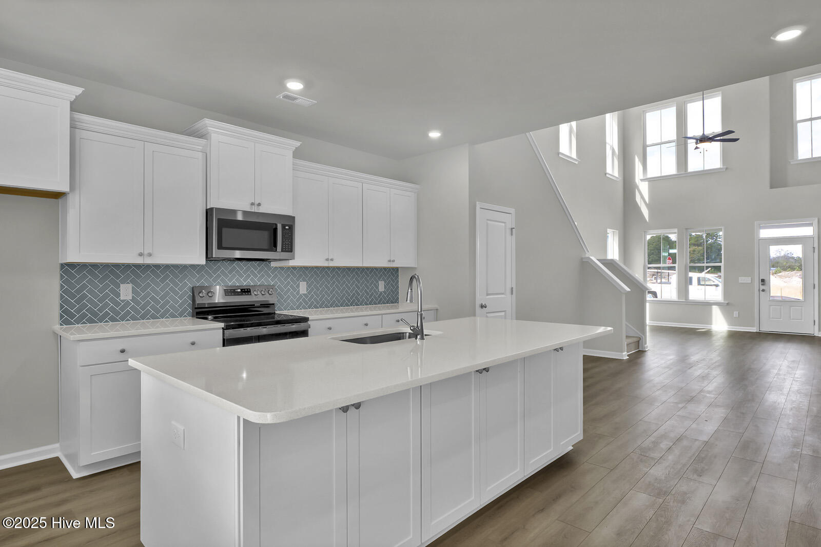 100558889 | Photo 12